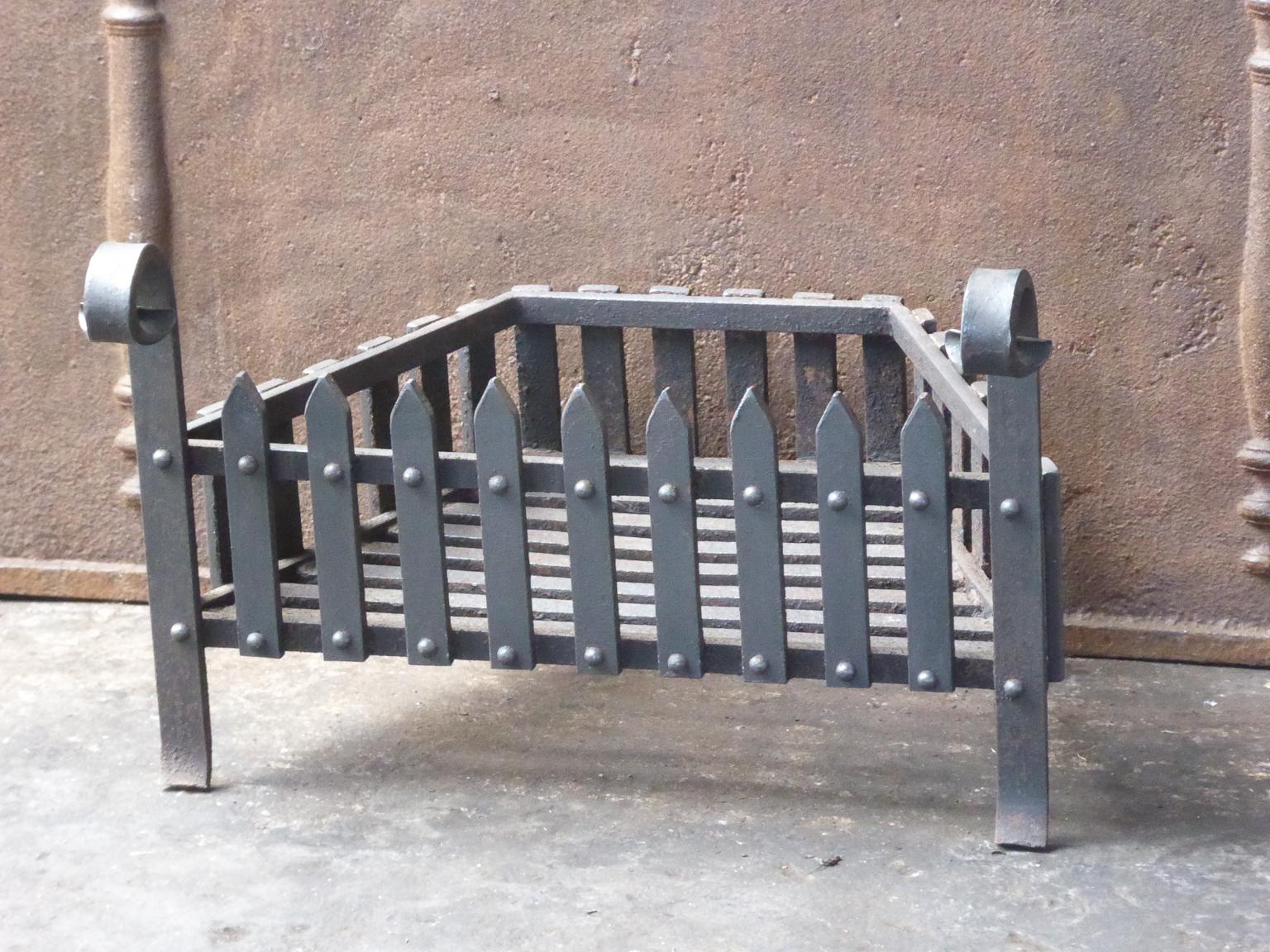 English modernist fireplace basket or fire basket. The fireplace grate is made of wrought iron. The total width of the front of the grate is 22.5 inch (57 cm).

















 