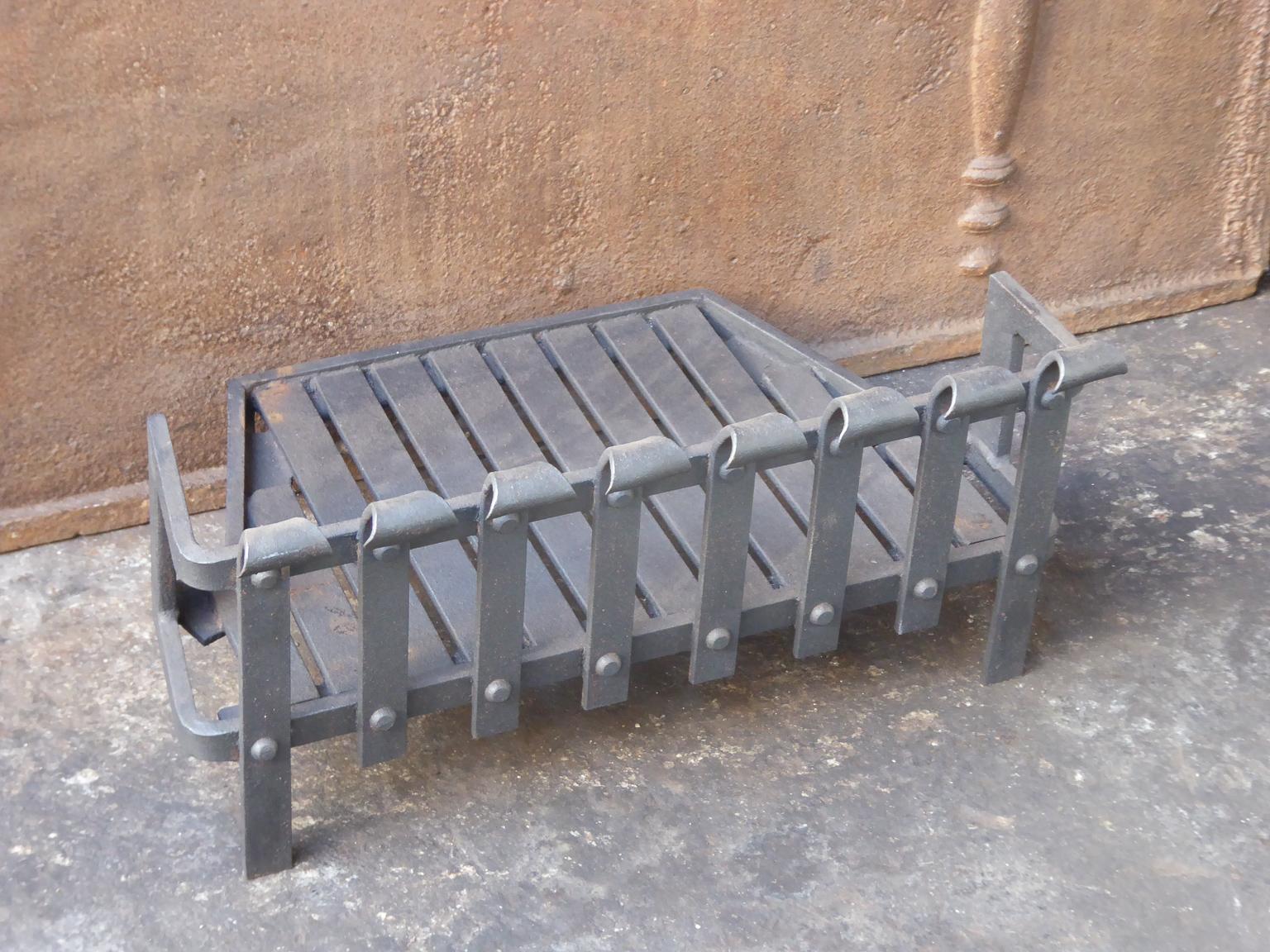 English Modernist Fireplace Grate, Fire Grate In Good Condition In Amerongen, NL