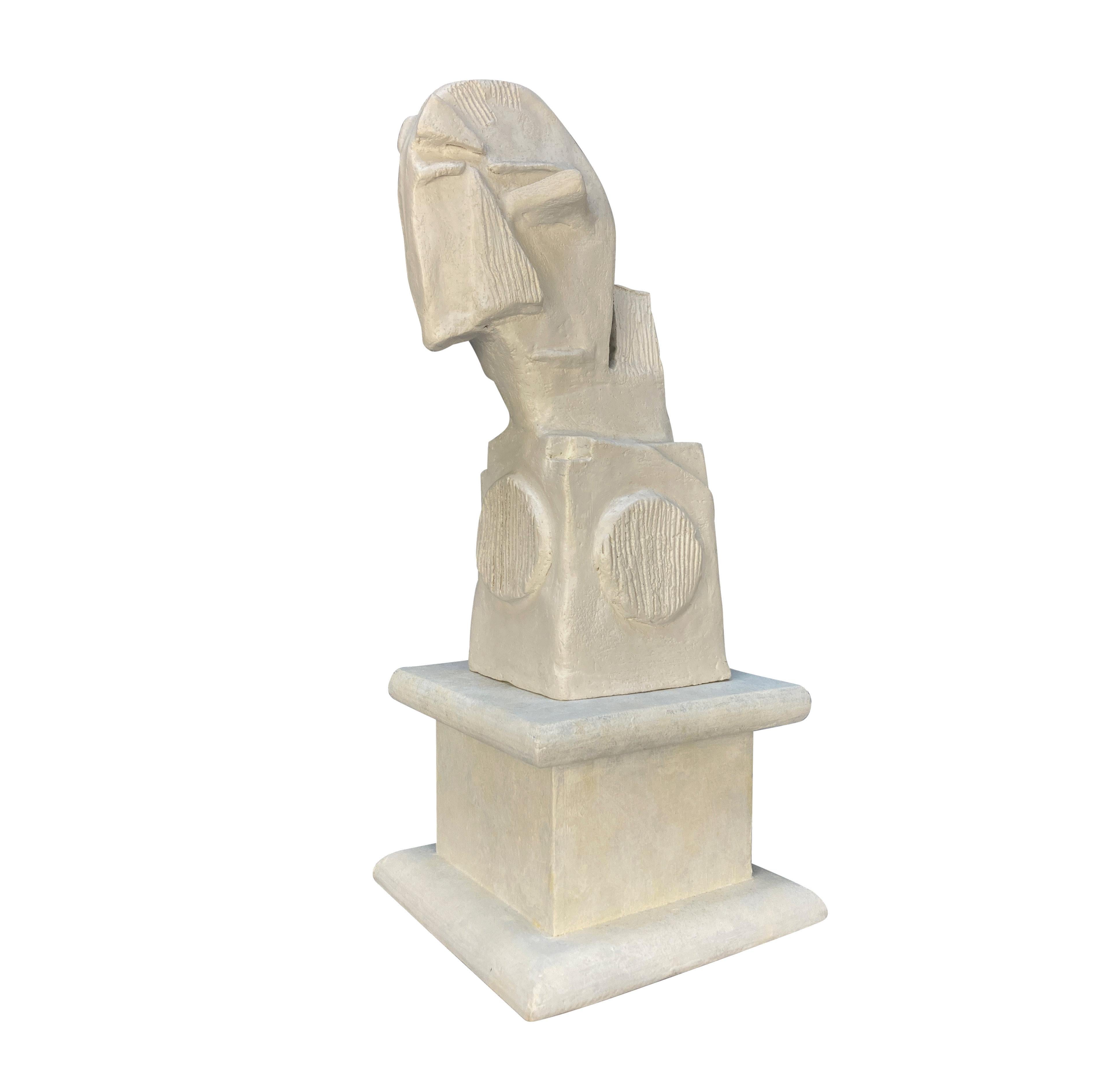 Una scultura in gesso inglese della fine del XX secolo su un basamento in legno dipinto.