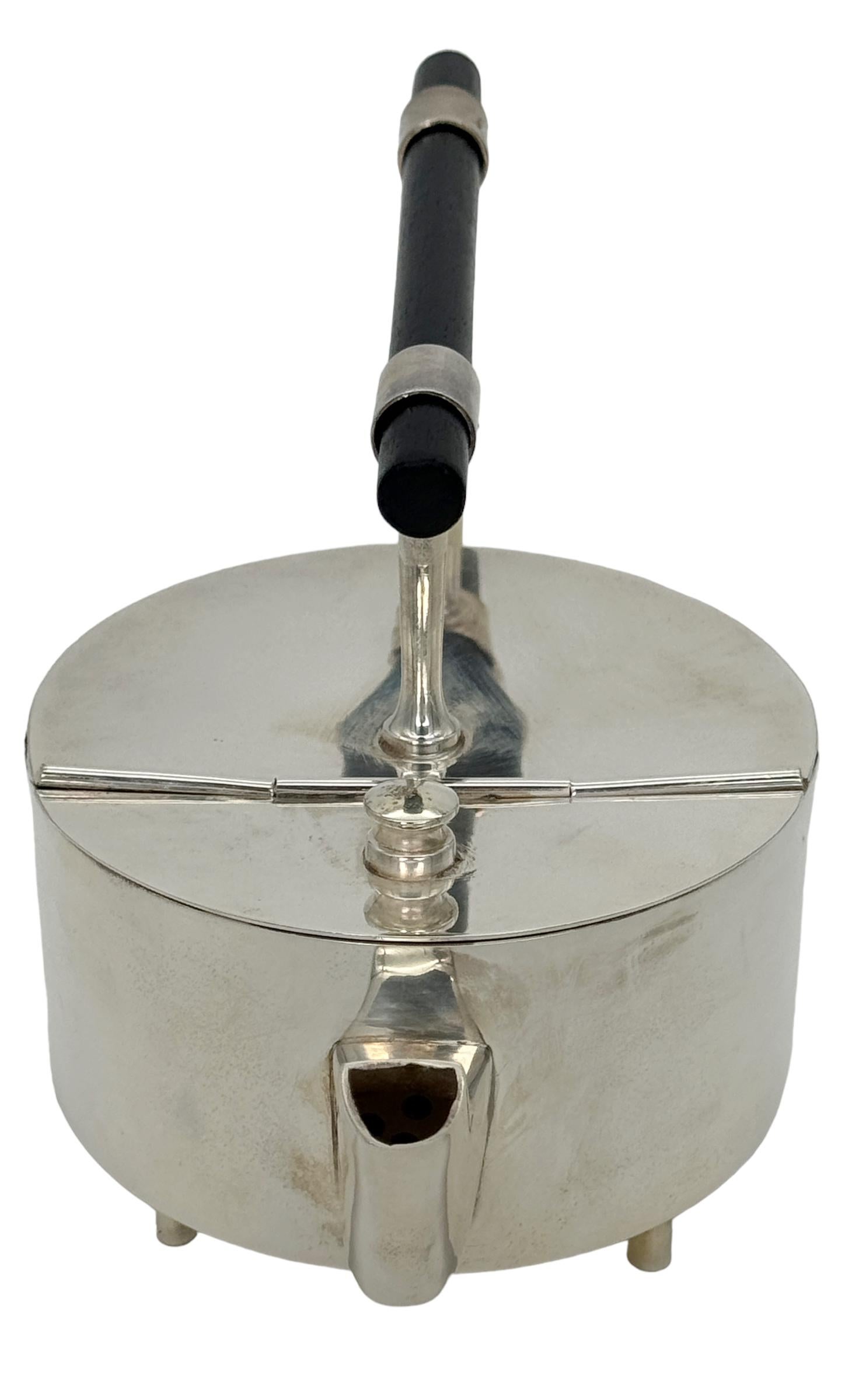 Tetera modernista inglesa de plata, según Christopher Dresser

siglo XX 

Esta llamativa tetera modernista bañada en plata es una elegante reproducción de un diseño del célebre diseñador británico Dr. Christopher Dresser (1834-1904). Reconocido como