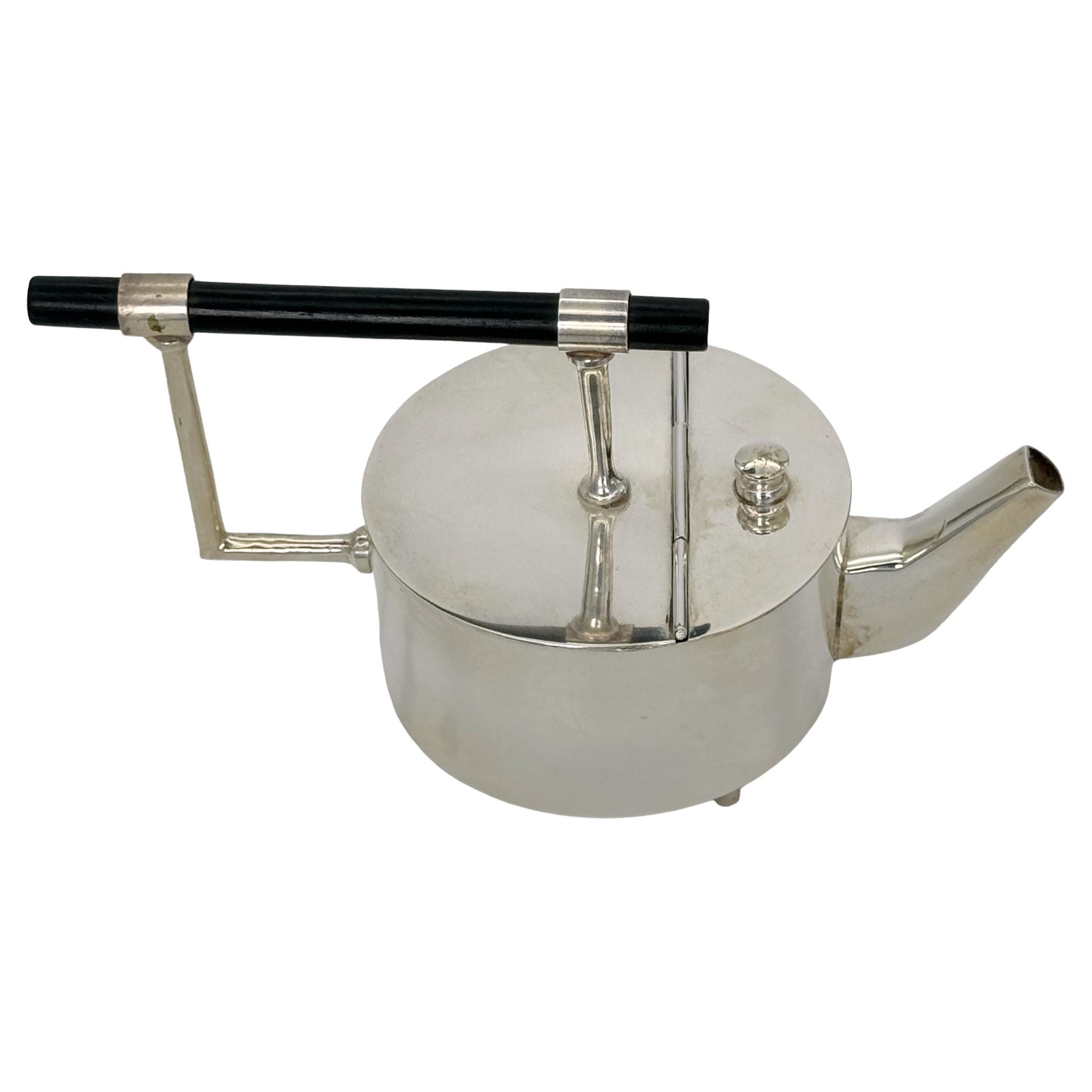 Tetera modernista inglesa de plata, según Christopher Dresser en venta