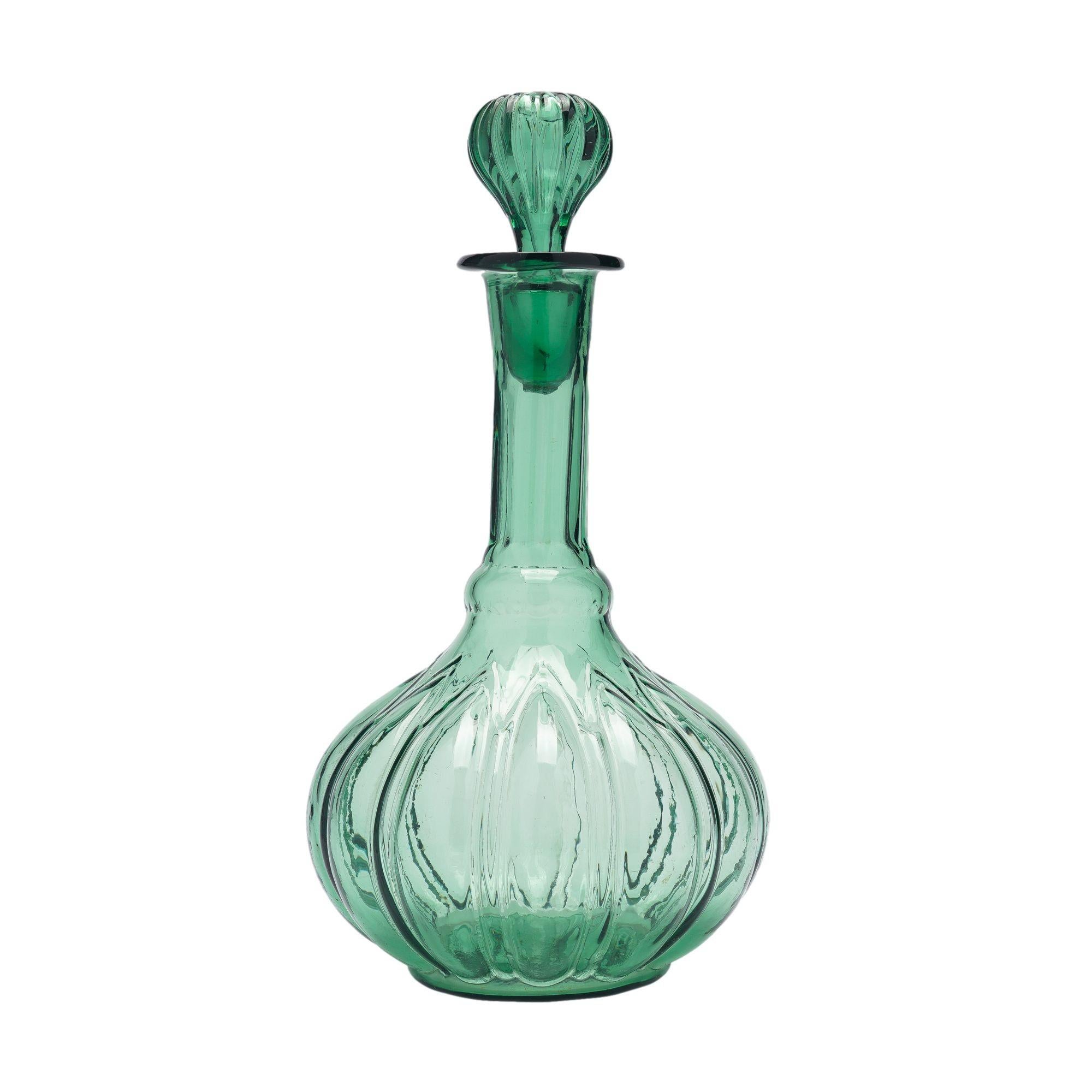 Decanter in vetro soffiato a stampo verde con tappo sfaccettato abbinato con pontile.
Bristol, Inghilterra, circa 1840.

Dimensioni: 6-1/2