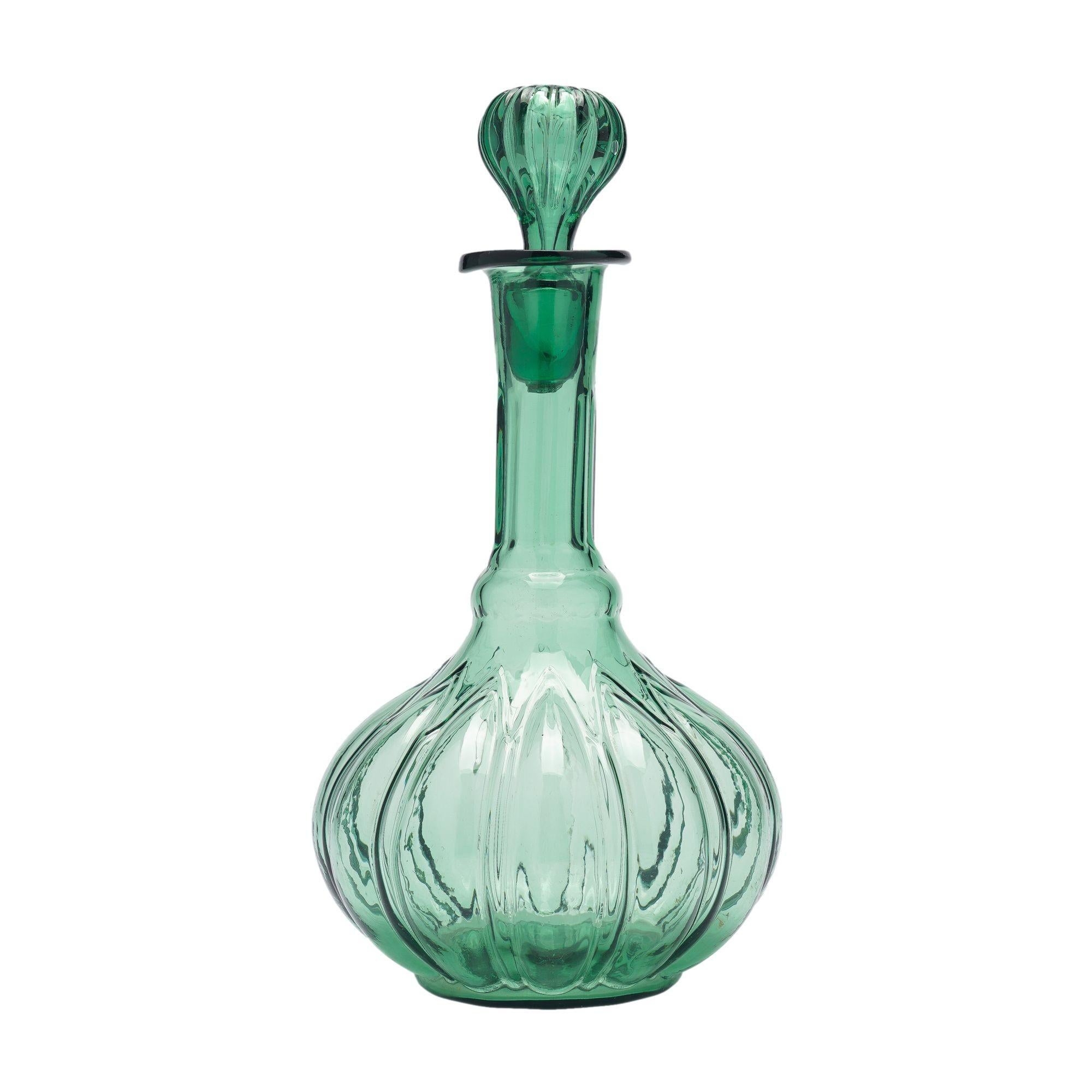 Britannico Decanter inglese in vetro verde soffiato a stampo, 1840 ca. in vendita