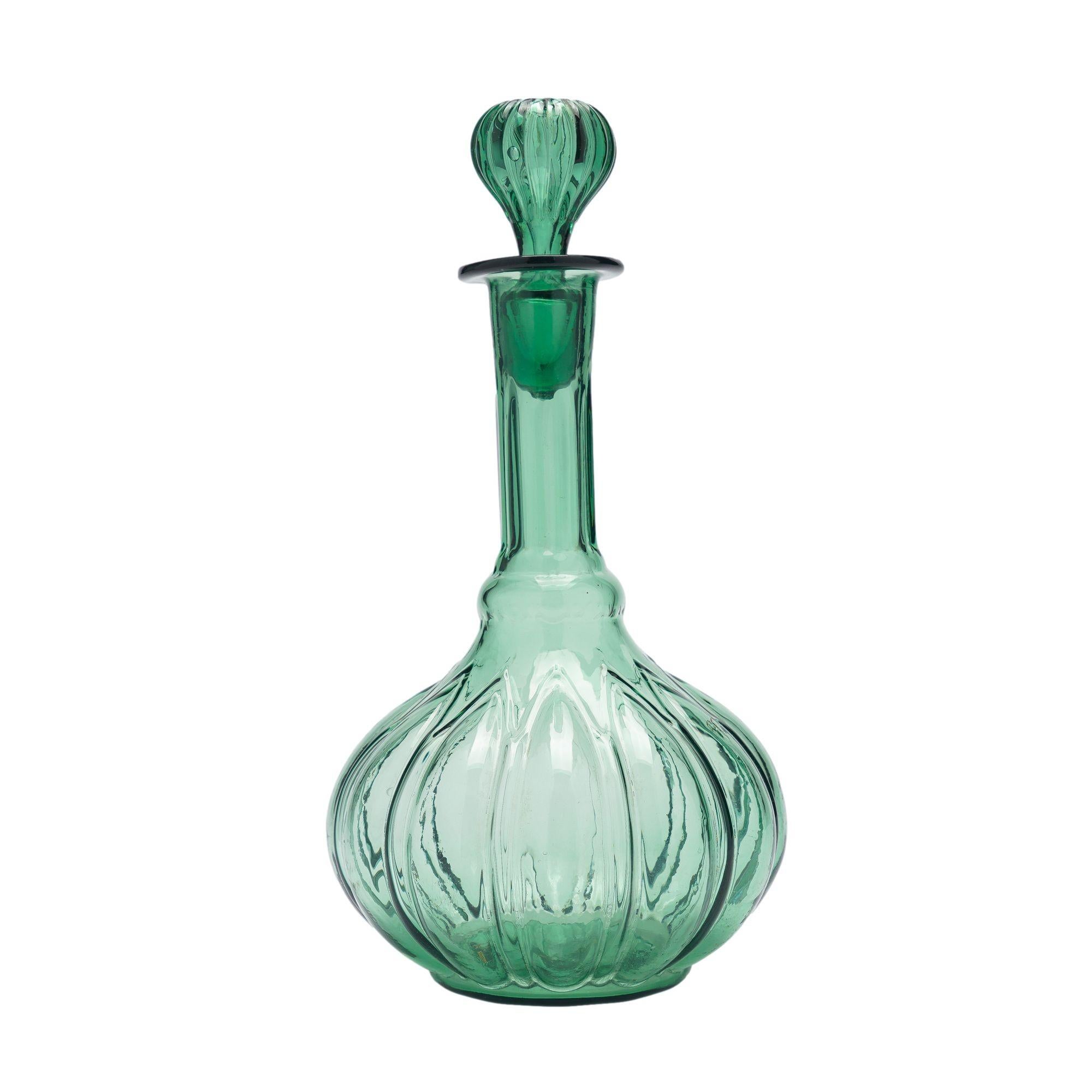 Decanter inglese in vetro verde soffiato a stampo, 1840 ca. In condizioni buone in vendita a Kenilworth, IL