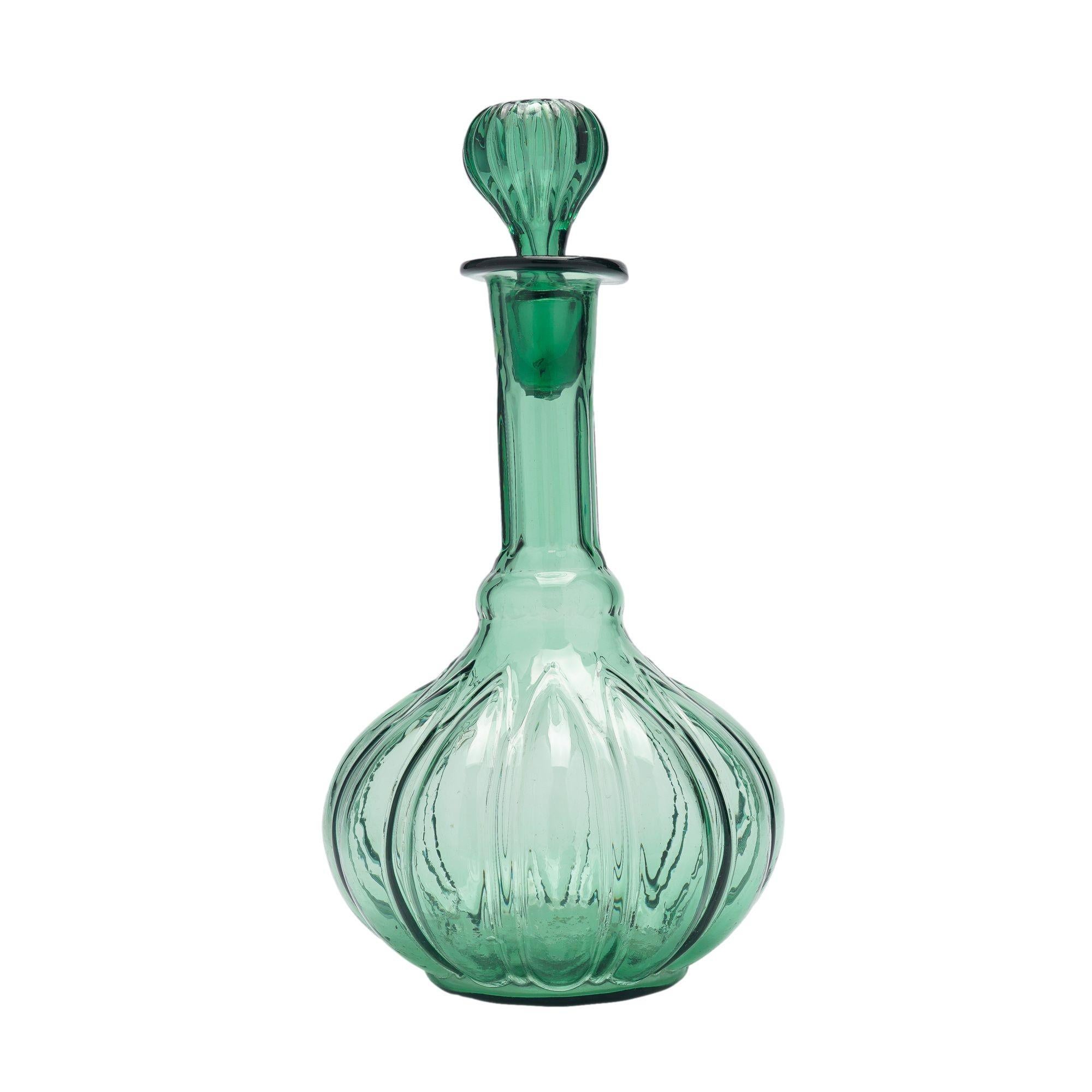 Vetro soffiato Decanter inglese in vetro verde soffiato a stampo, 1840 ca. in vendita