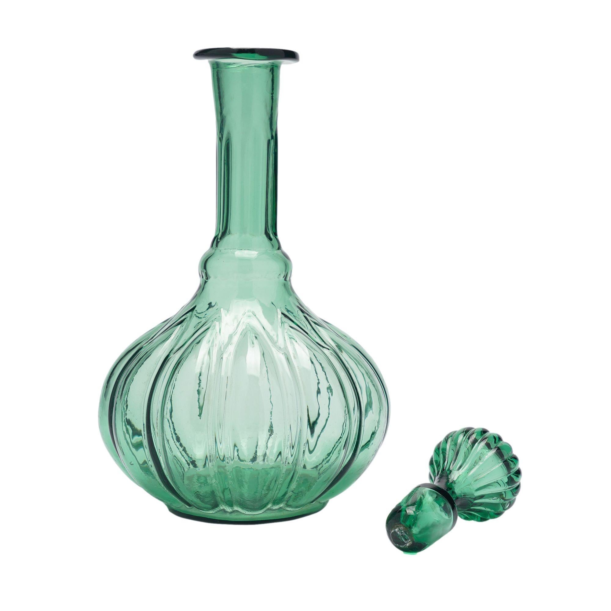 Decanter inglese in vetro verde soffiato a stampo, 1840 ca. in vendita 1