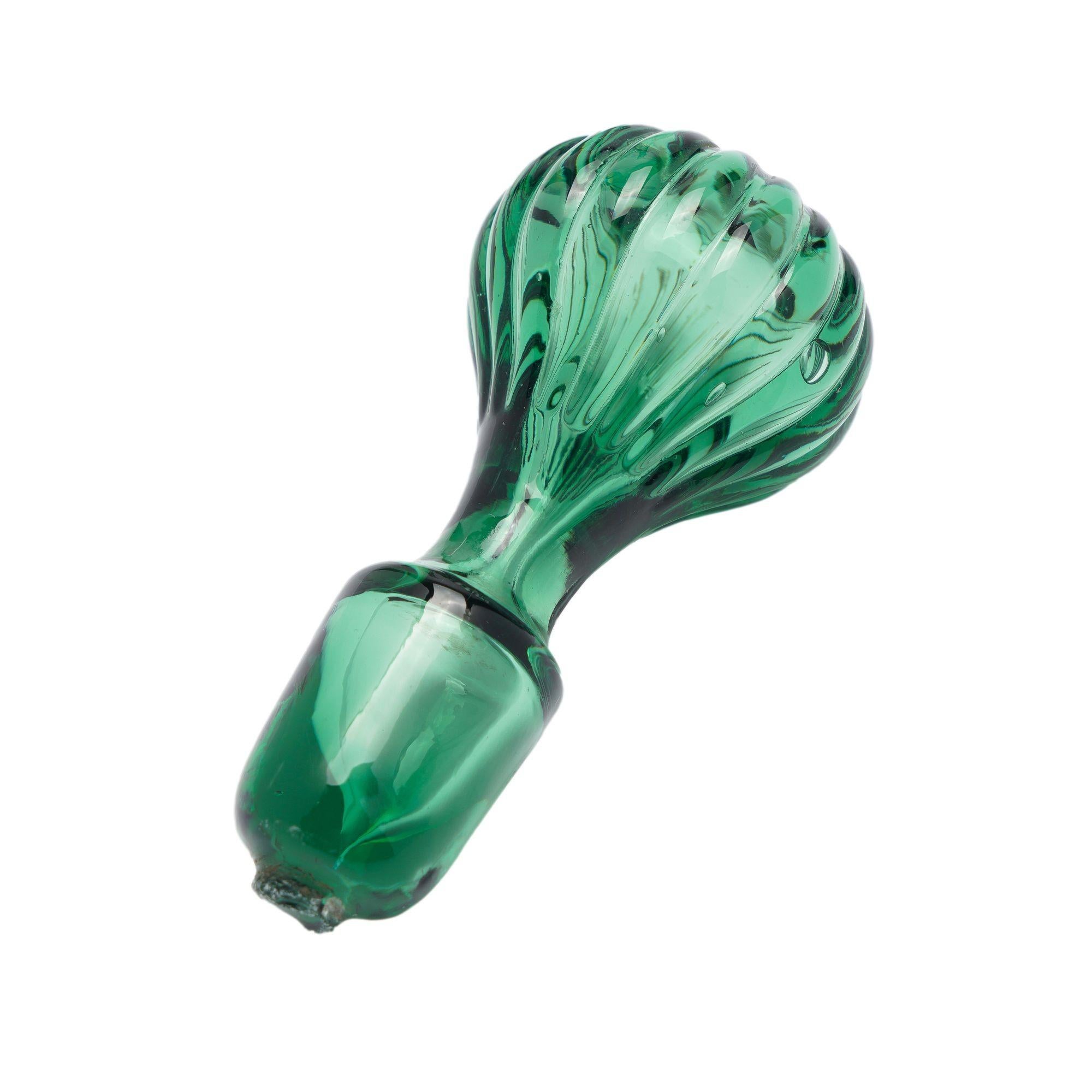 Decanter inglese in vetro verde soffiato a stampo, 1840 ca. in vendita 2