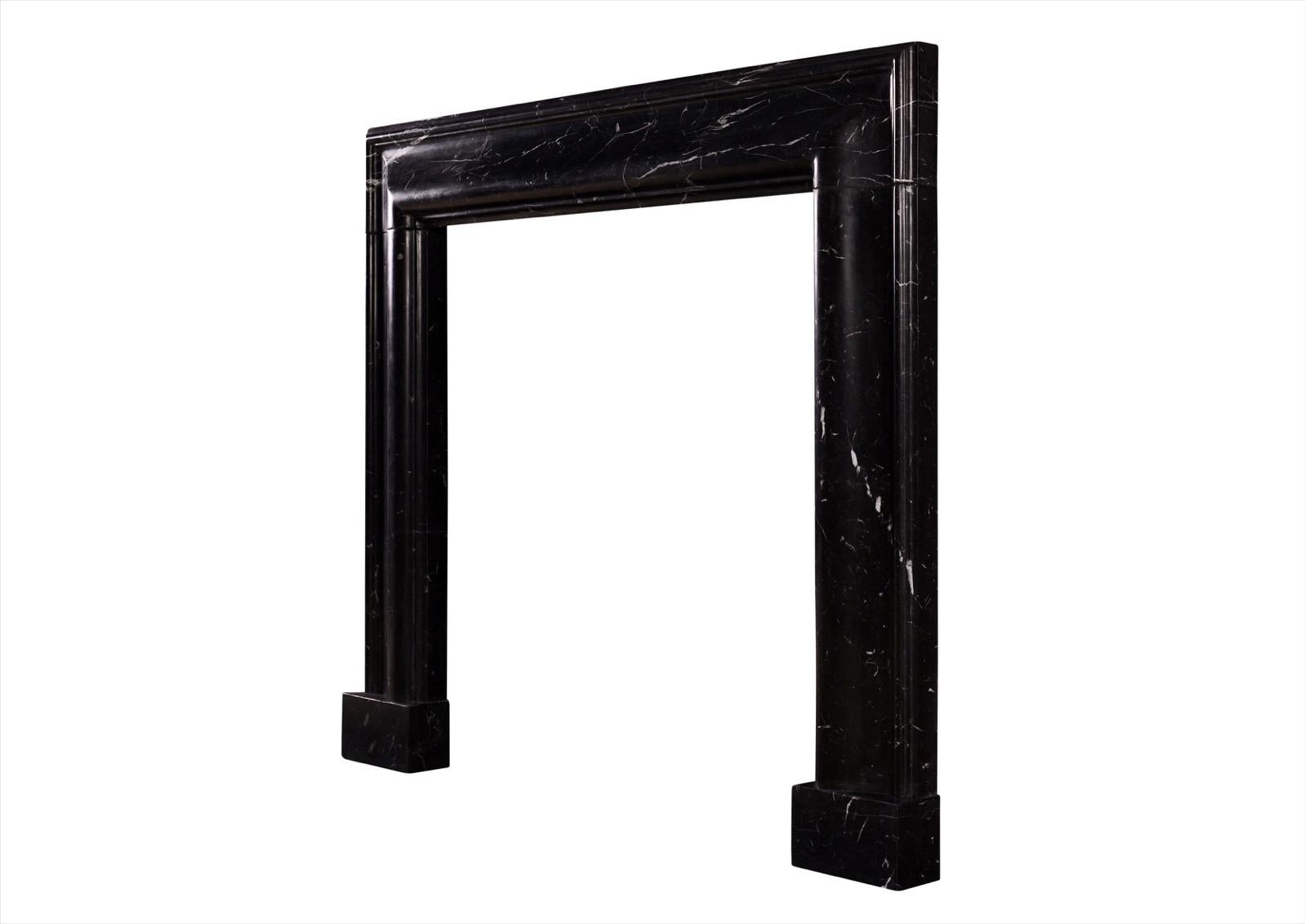 Queen Anne Cheminée anglaise à boudin moulé en marbre Nero Marquina en vente