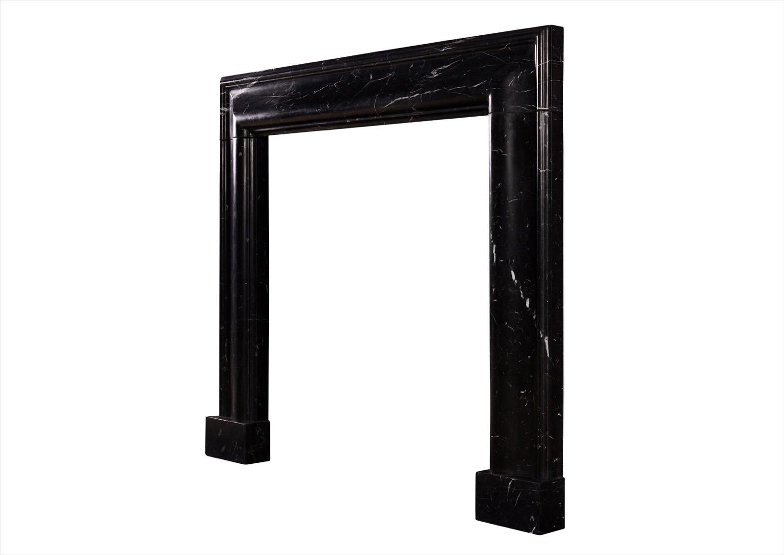 Englischer geformter Bolection-Kamin aus Nero Marquina-Marmor (Queen Anne) im Angebot