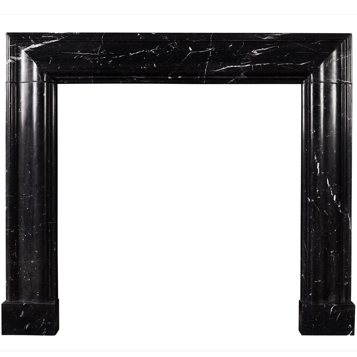 Englischer geformter Bolection-Kamin aus Nero Marquina-Marmor im Angebot