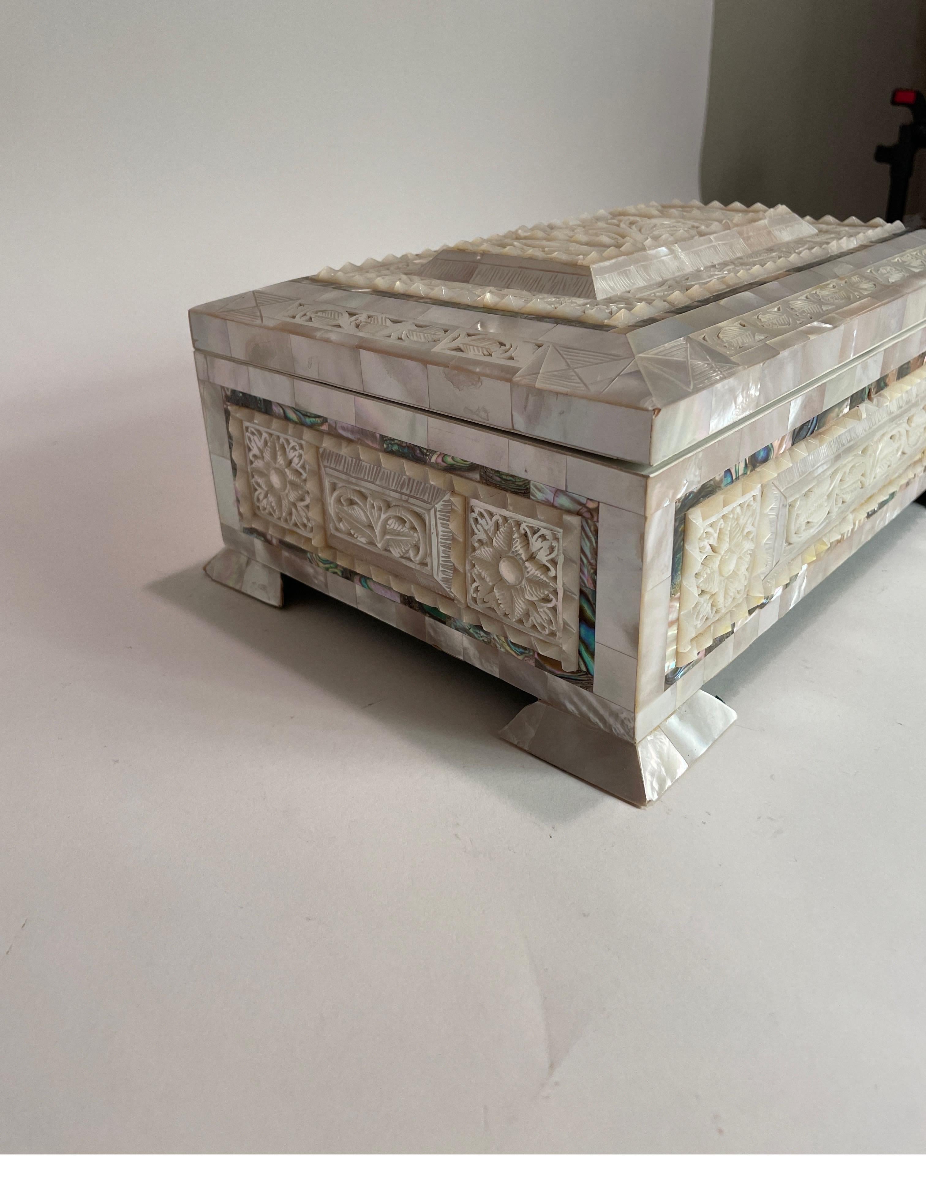 English Mother of Pearl carved casket box with abalone inlay In Good Condition For Sale In Chicago, IL