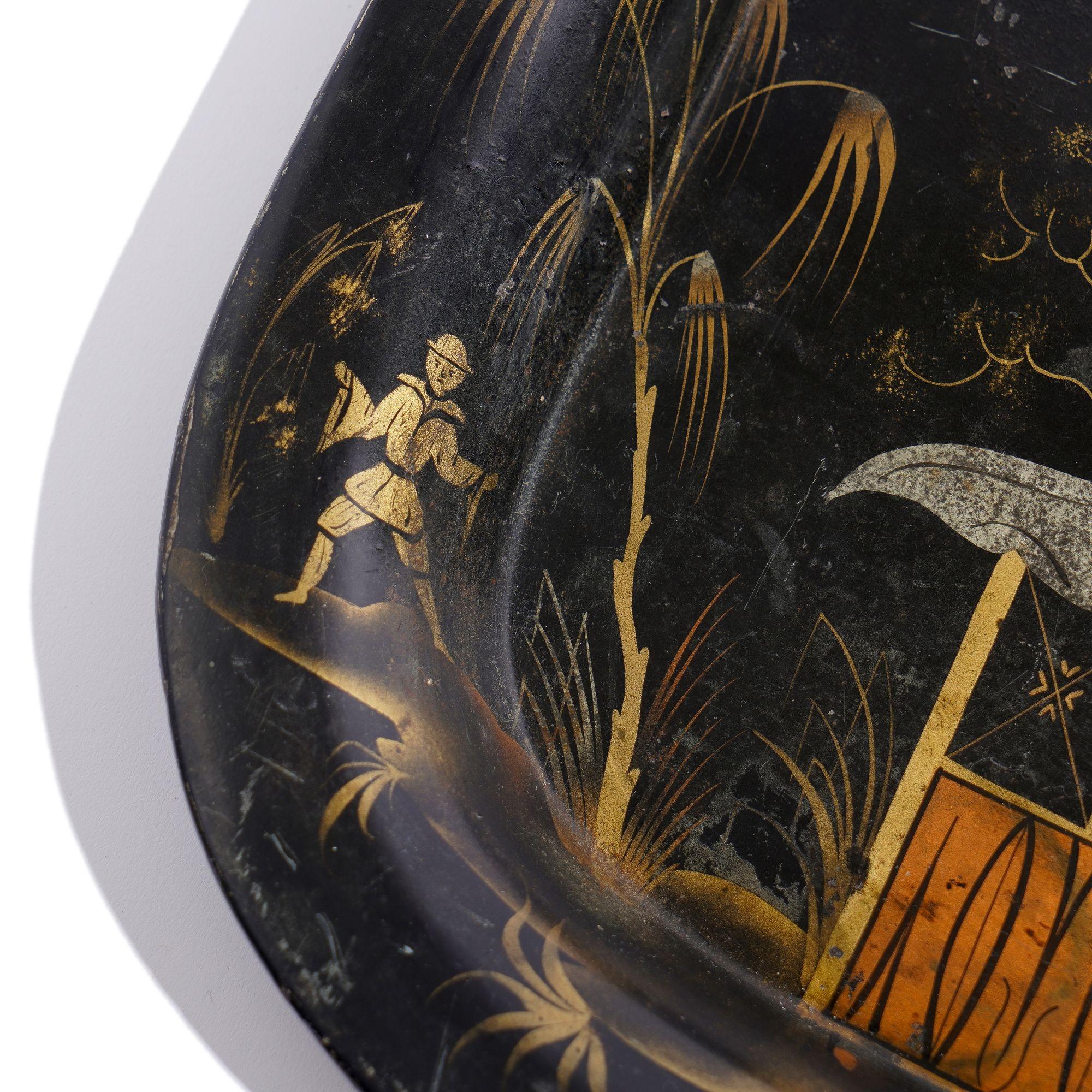 Britannique Plateau à tole à bord roulé en chinoiserie naïve anglaise, 1830 en vente