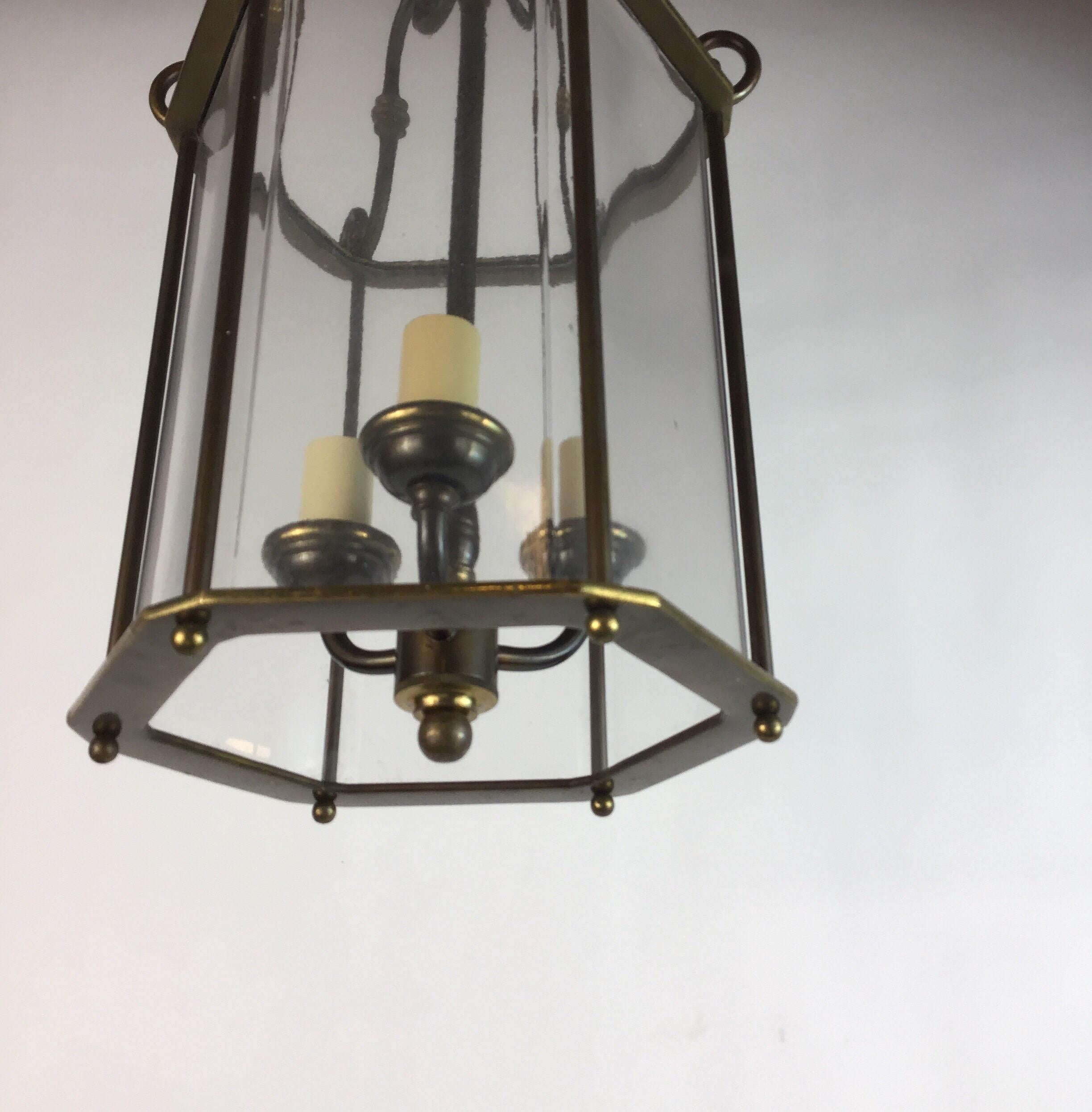 Laiton Hexagonal anglais ancien en bronze  Lanterne en verre des années 1940 en vente