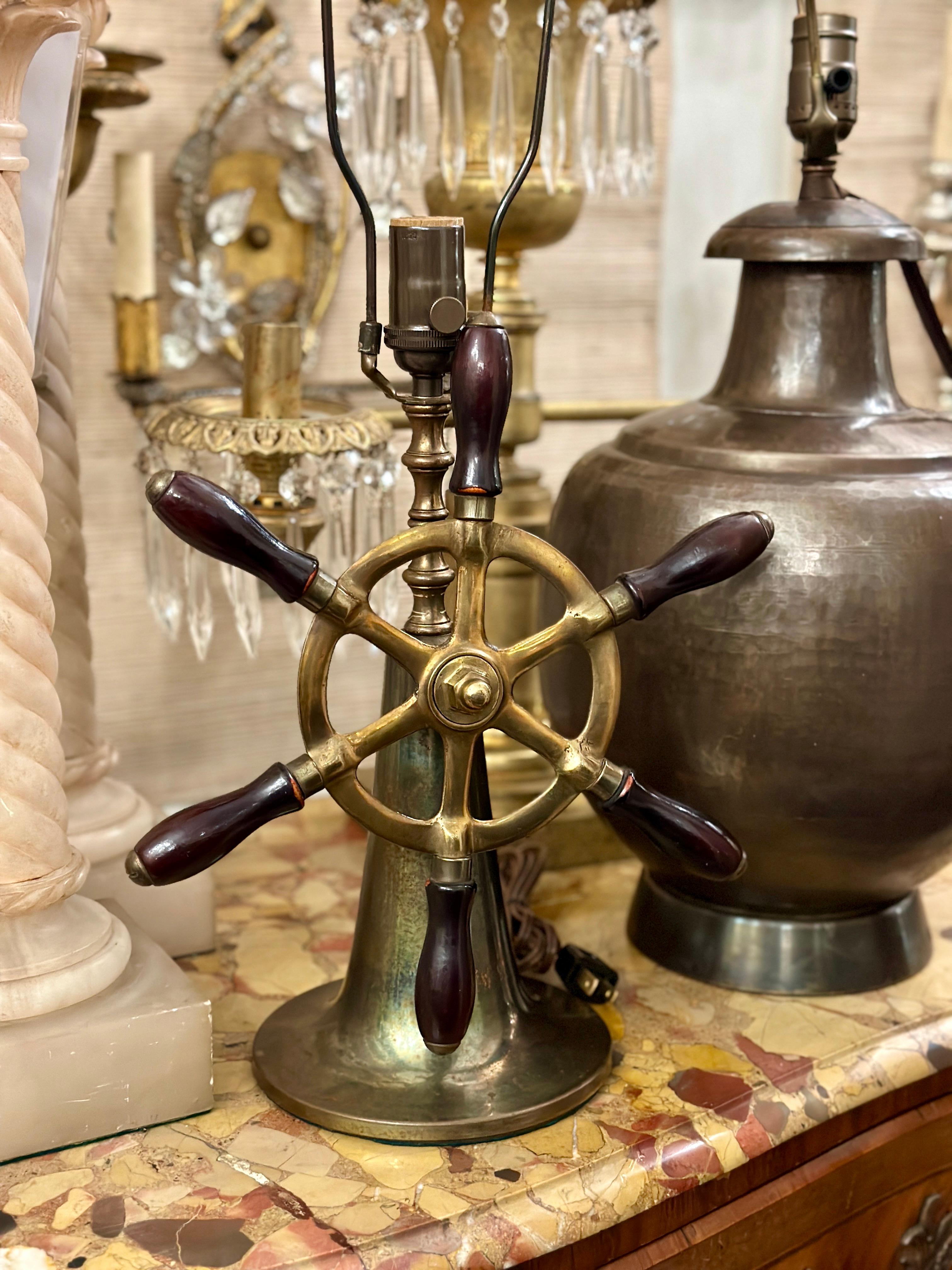Lampe de table nautique anglaise des années 1920, roue de bateau.

Mesures :
Hauteur du corps : 12
Hauteur jusqu'à l'appui de l'abat-jour : 22