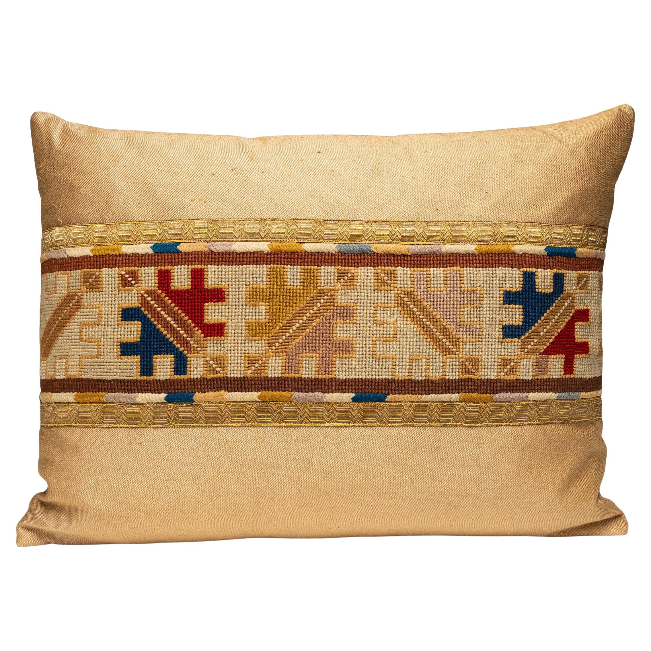 Oreiller en tissu aux points d'aiguille anglais en vente