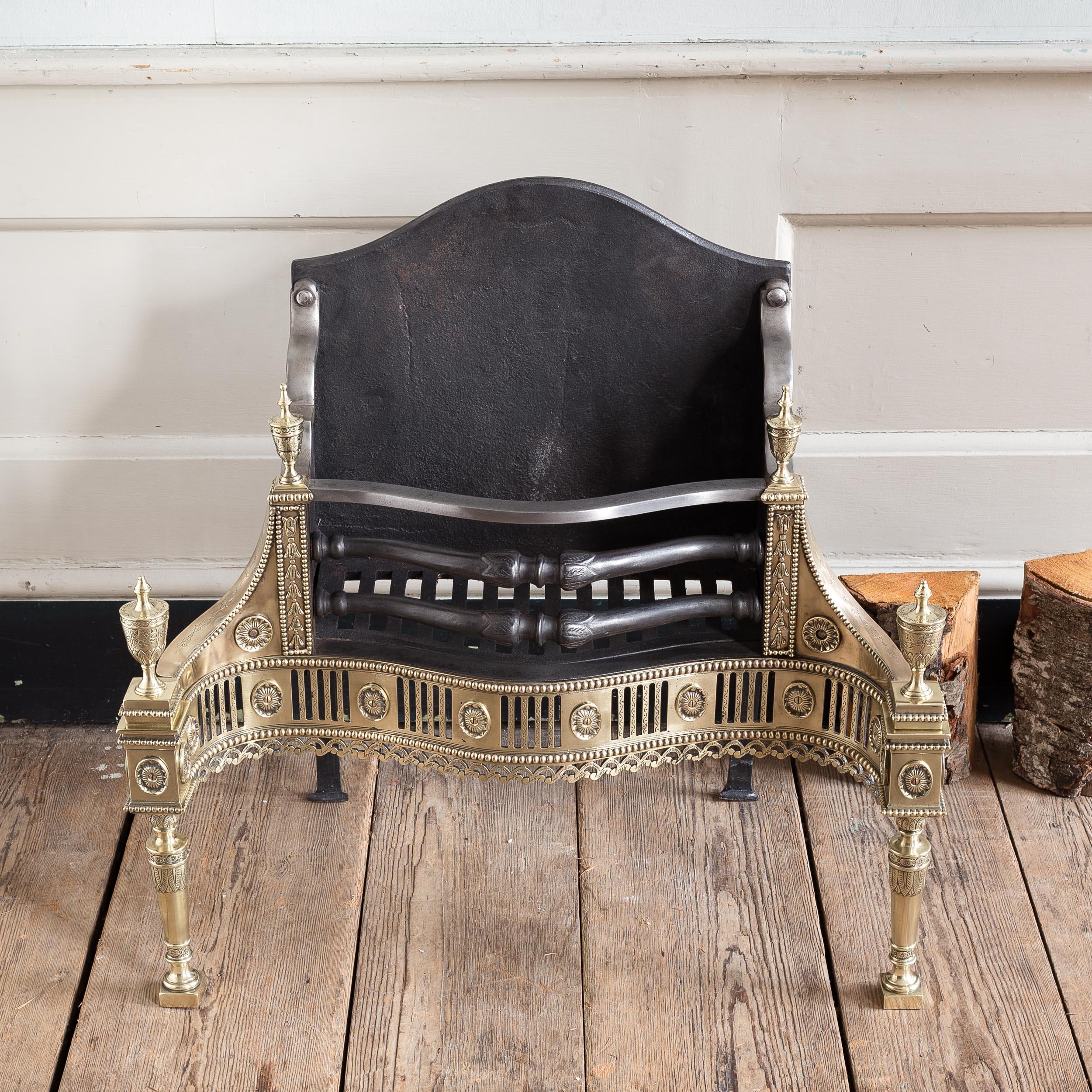 English Neo-Classical Brass and Iron Fire Basket In Good Condition For Sale In London, GB