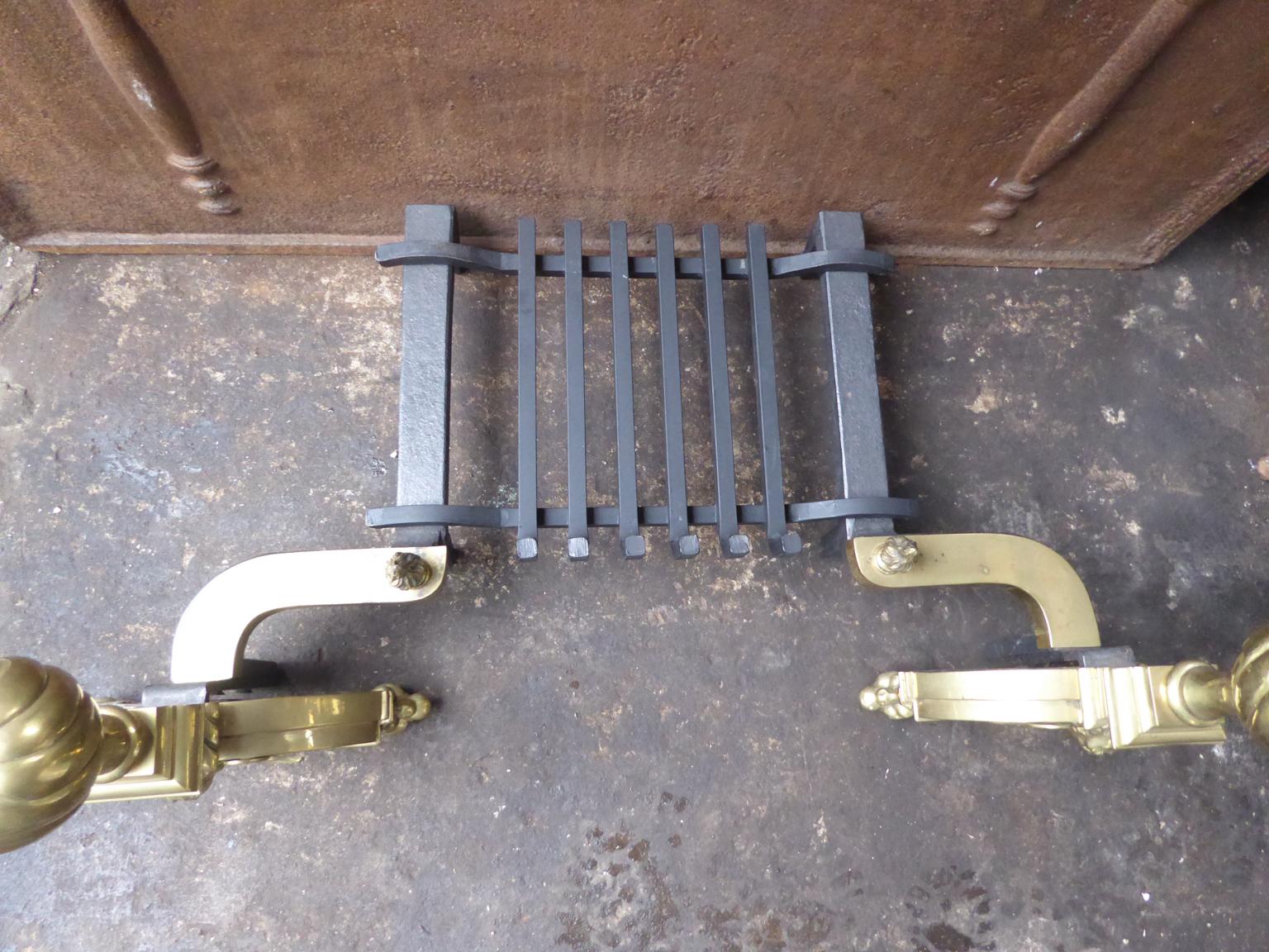 Grille de cheminée néo-gothique anglaise, grille de cheminée Bon état - En vente à Soest, NL