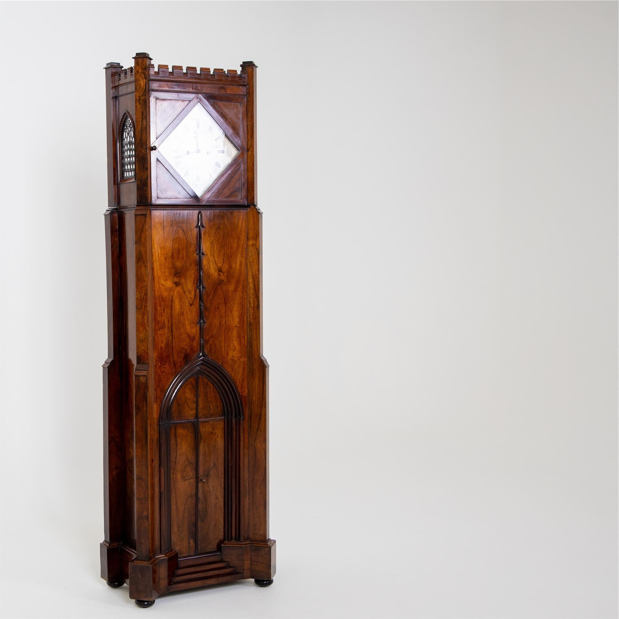 Noyer Horloge de grand-père néo-gothique anglaise, Payne & Co., 19ème siècle en vente