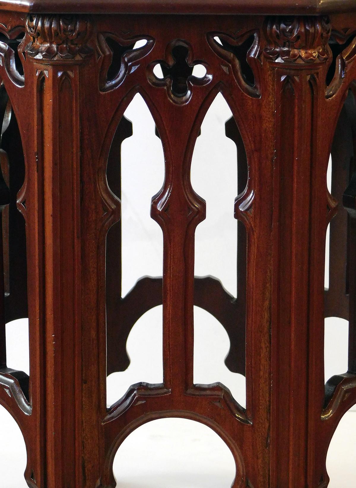 Sculpté à la main Table d'appoint/table à boissons octogonale de style néo-gothique anglais en acajou massif sculpté en vente