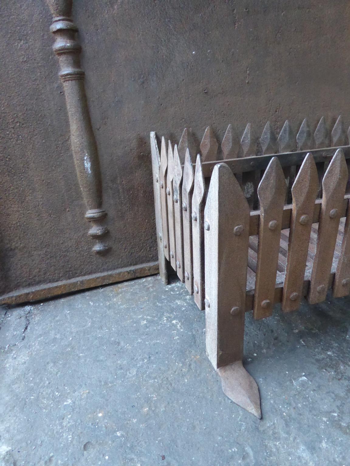 English Neo Gothic Style Fireplace Grate, Fire Grate In Good Condition For Sale In Amerongen, NL