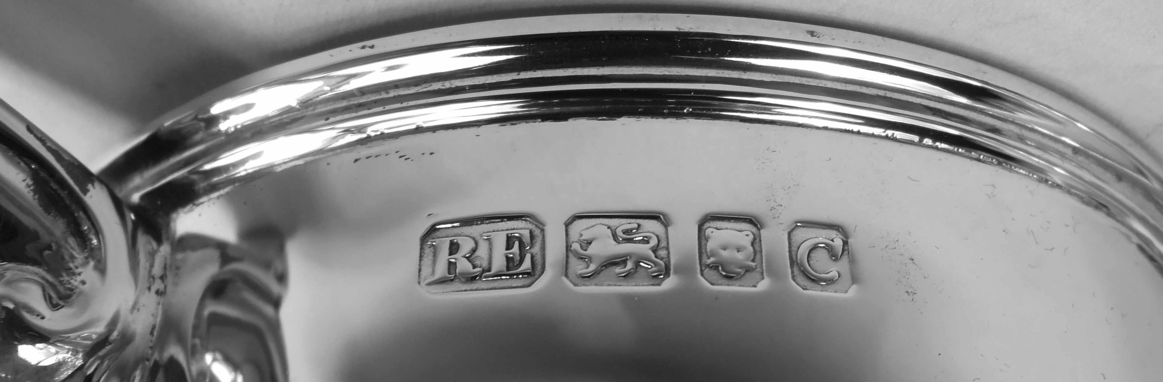 Copa trofeo neoclásica inglesa con urna cubierta de plata de ley, 1958 en venta 3