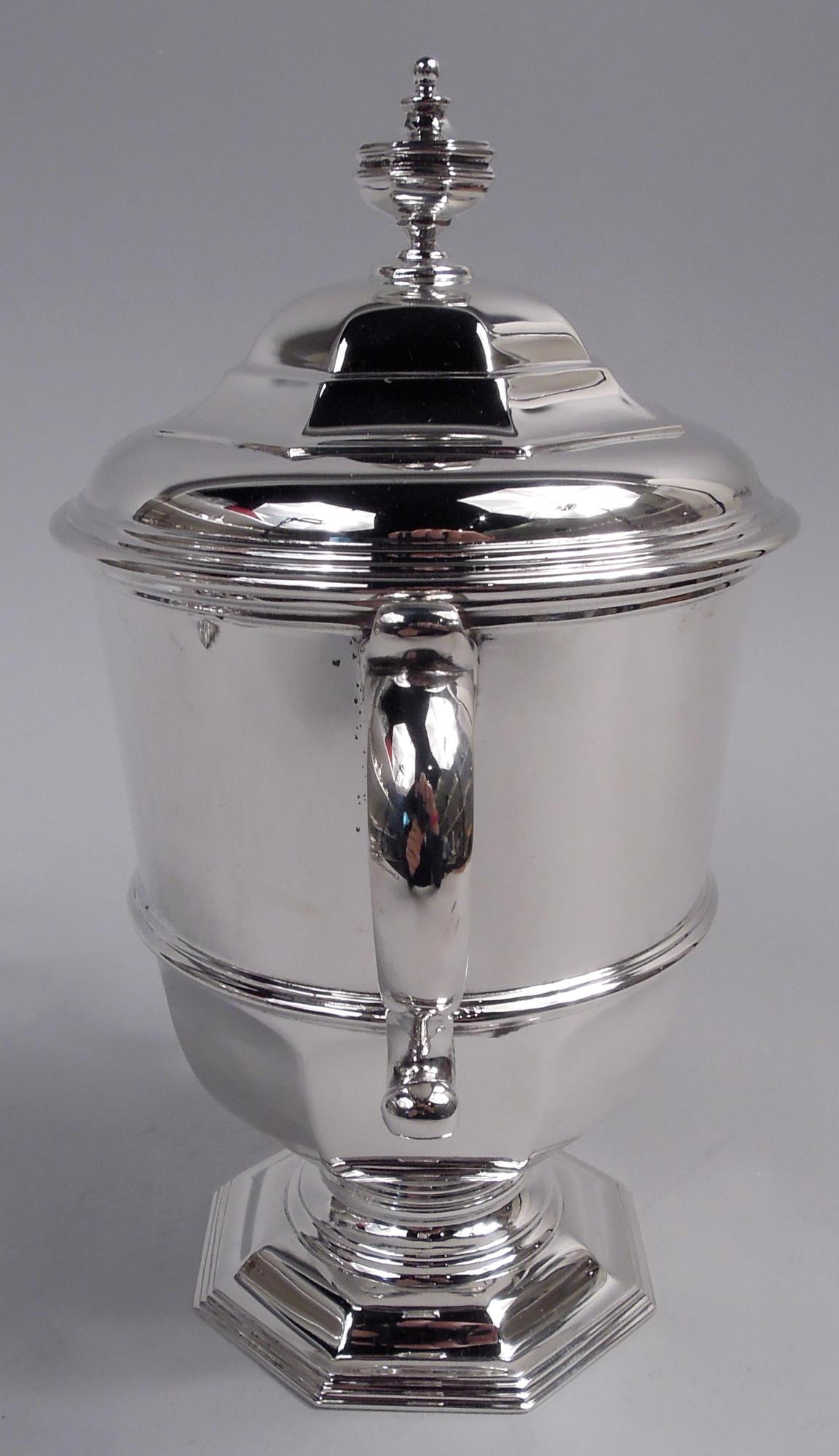 Urna neoclásica inglesa cubierta de plata de ley, 1958. Faja con asas laterales en forma de 