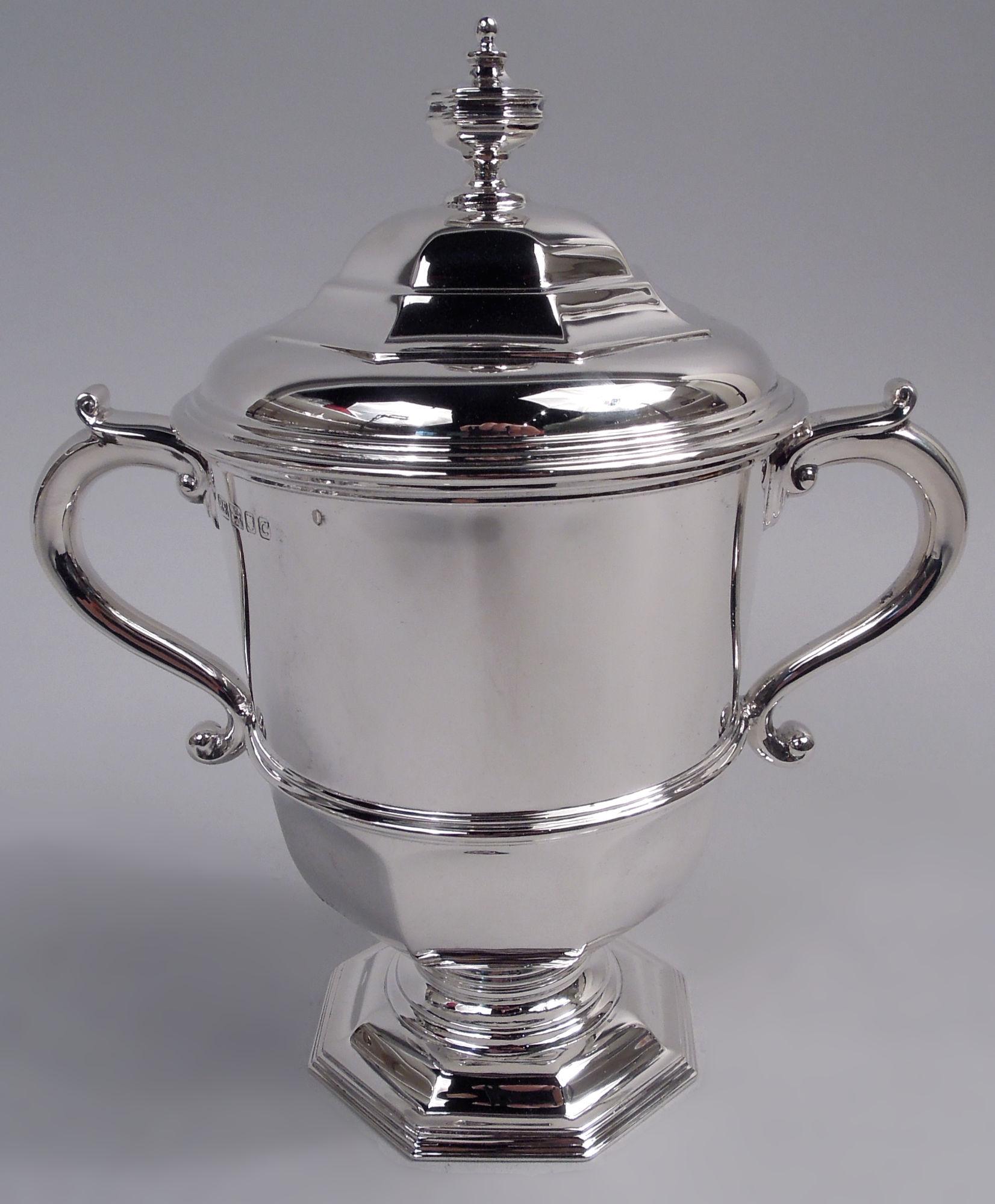 Copa trofeo neoclásica inglesa con urna cubierta de plata de ley, 1958 Neoclásico en venta