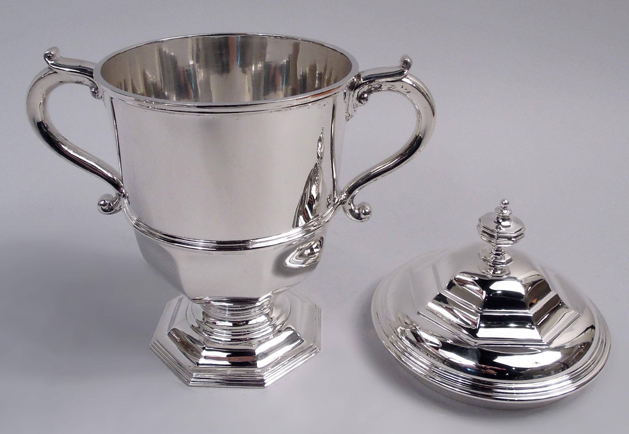 Copa trofeo neoclásica inglesa con urna cubierta de plata de ley, 1958 Británico en venta