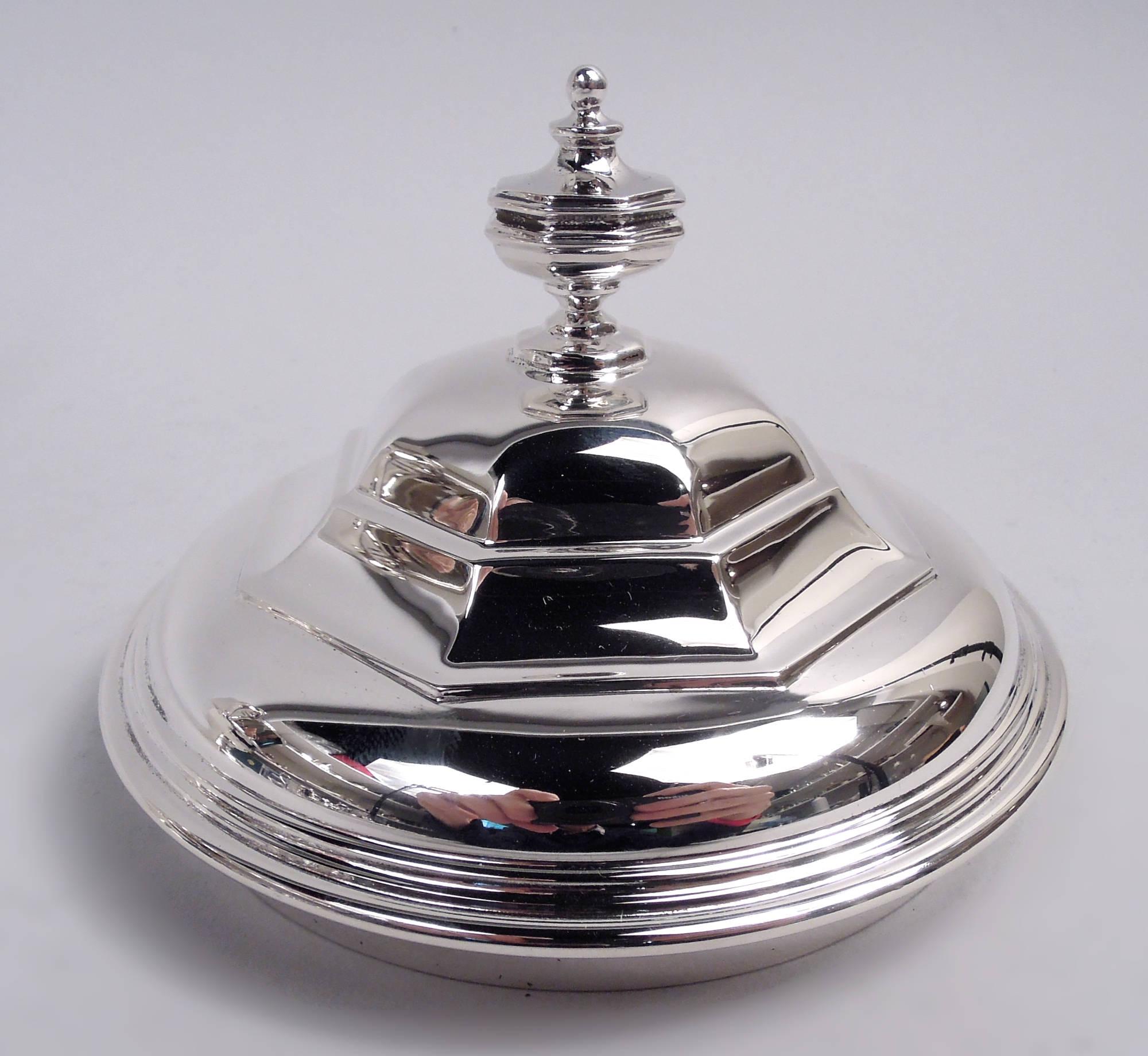 Copa trofeo neoclásica inglesa con urna cubierta de plata de ley, 1958 Facetado en venta