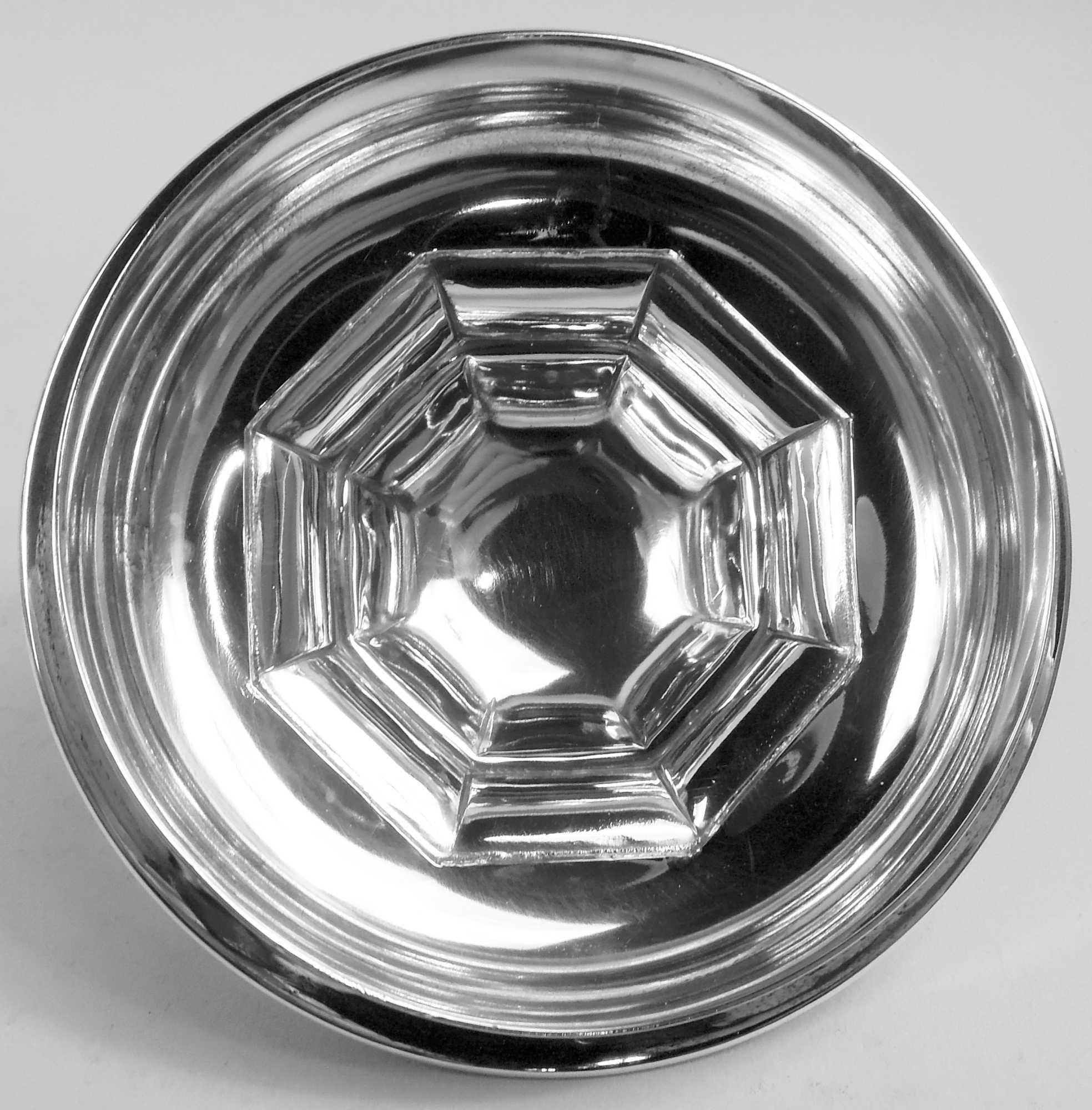Copa trofeo neoclásica inglesa con urna cubierta de plata de ley, 1958 en Bueno estado para la venta en New York, NY