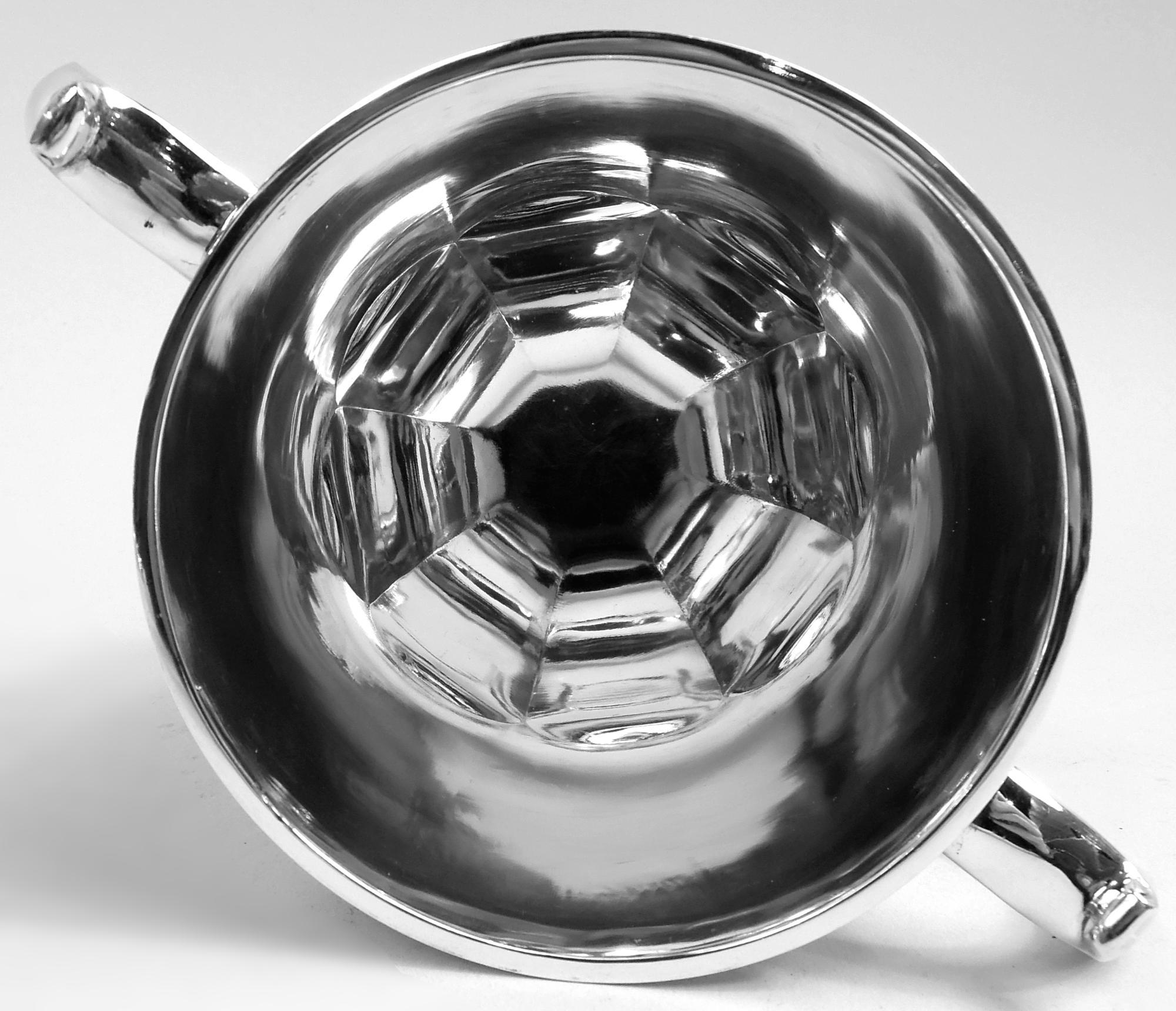 Copa trofeo neoclásica inglesa con urna cubierta de plata de ley, 1958 Plata esterlina en venta