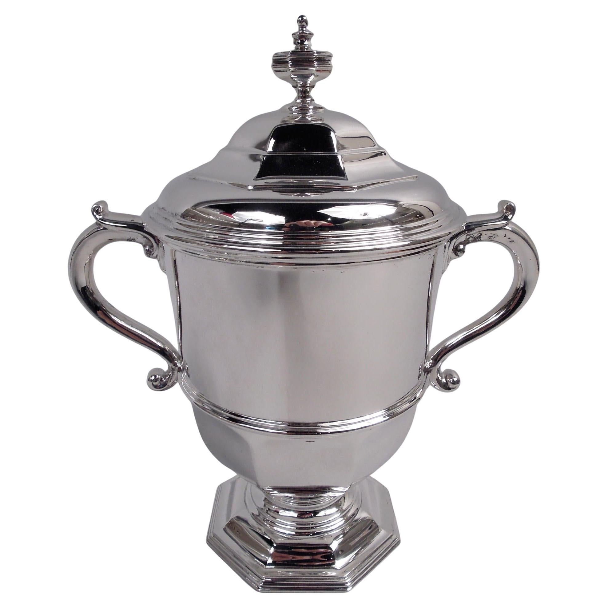 Copa trofeo neoclásica inglesa con urna cubierta de plata de ley, 1958 en venta