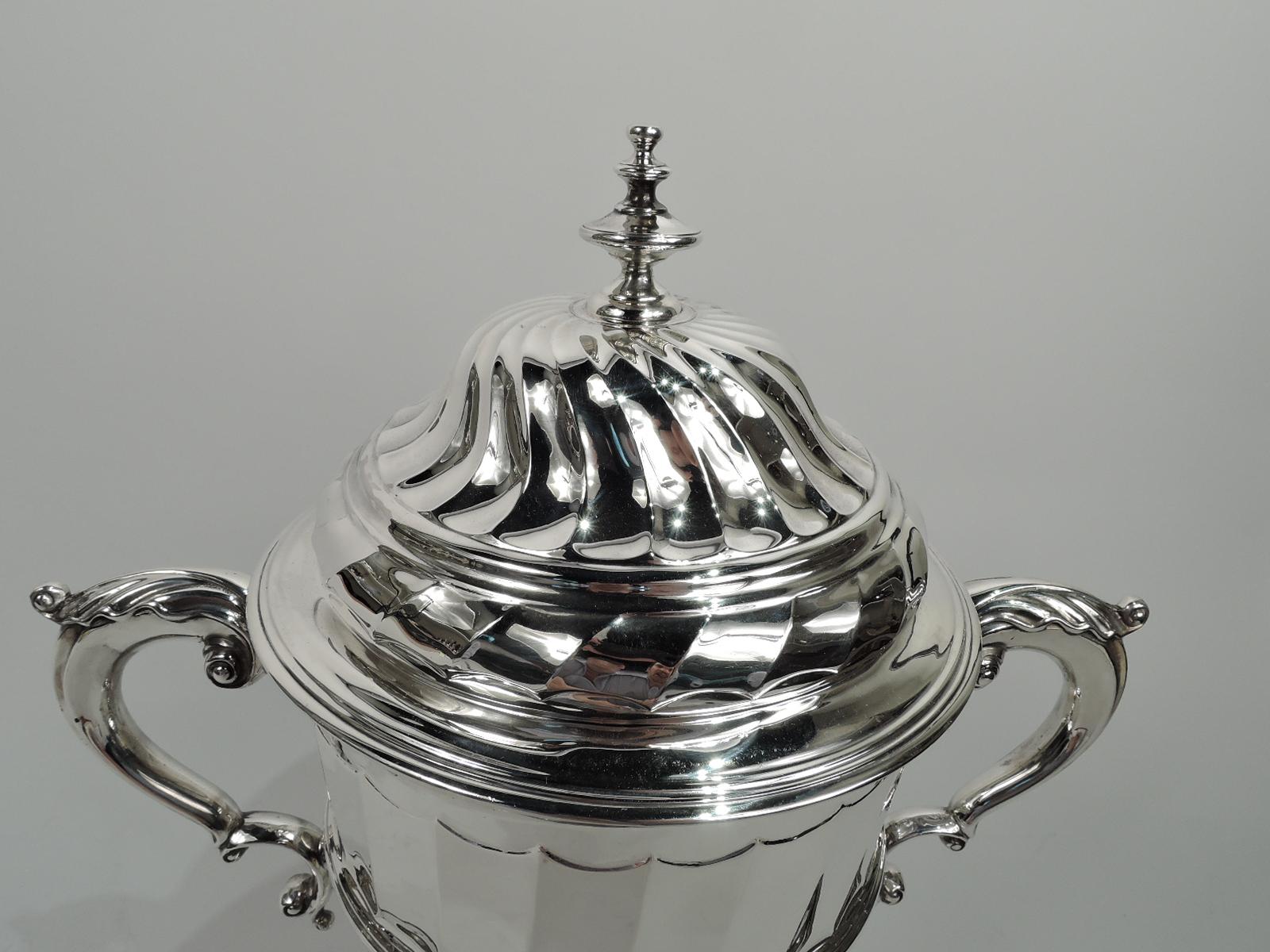 English Neoclassical Sterling Silver Covered Urn Trophy Cup In Excellent Condition In New York, NY