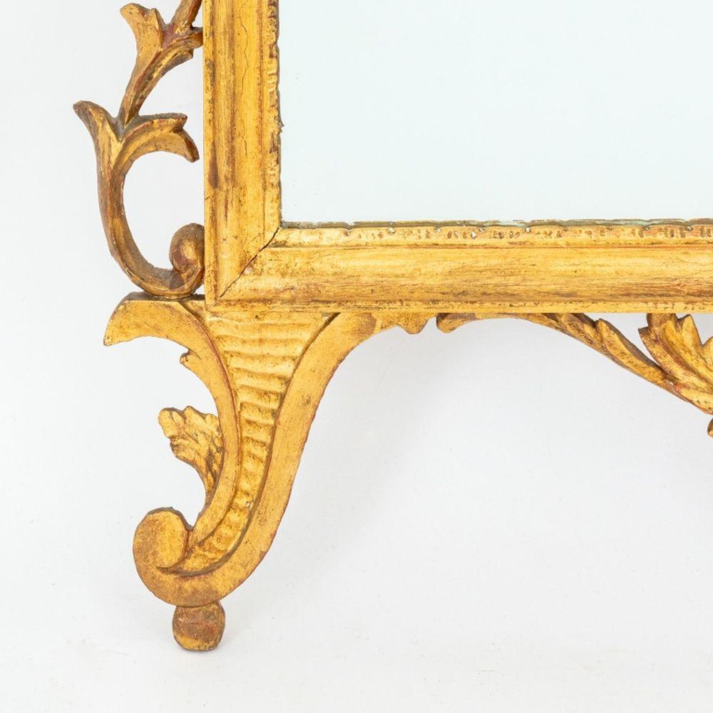 Britannique Miroir en bois doré de style néoclassique anglais en vente