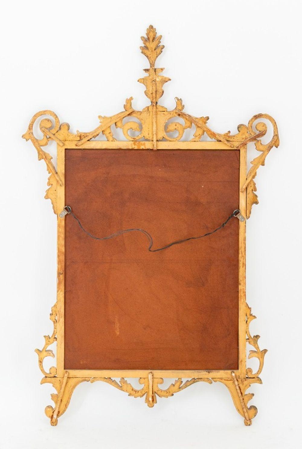 Miroir en bois doré de style néoclassique anglais Bon état - En vente à Astoria, NY