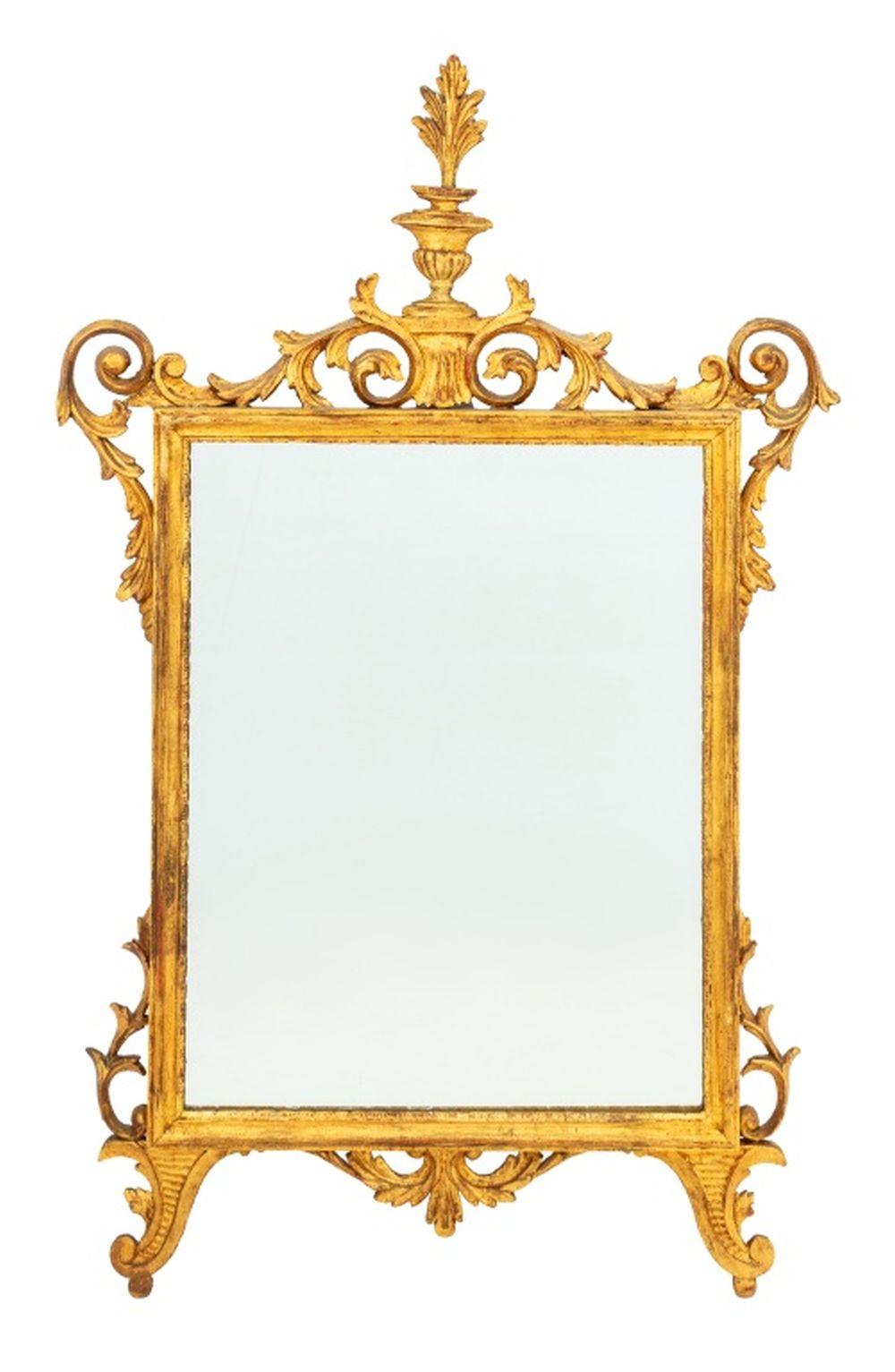 20ième siècle Miroir en bois doré de style néoclassique anglais en vente