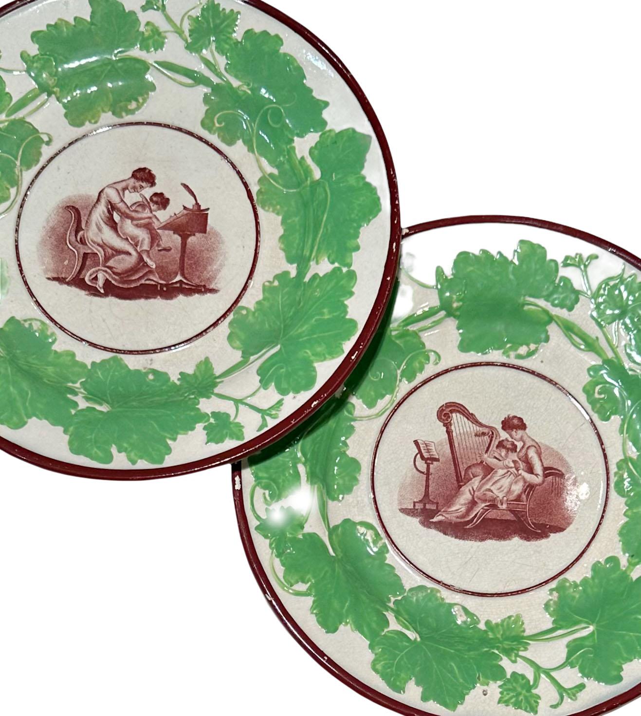 Ein Paar englische Teller im neoklassischen Stil. Bemaltes englisches Einheitsgeschirr mit Szenen von Adam Buck. Circa 1815. 