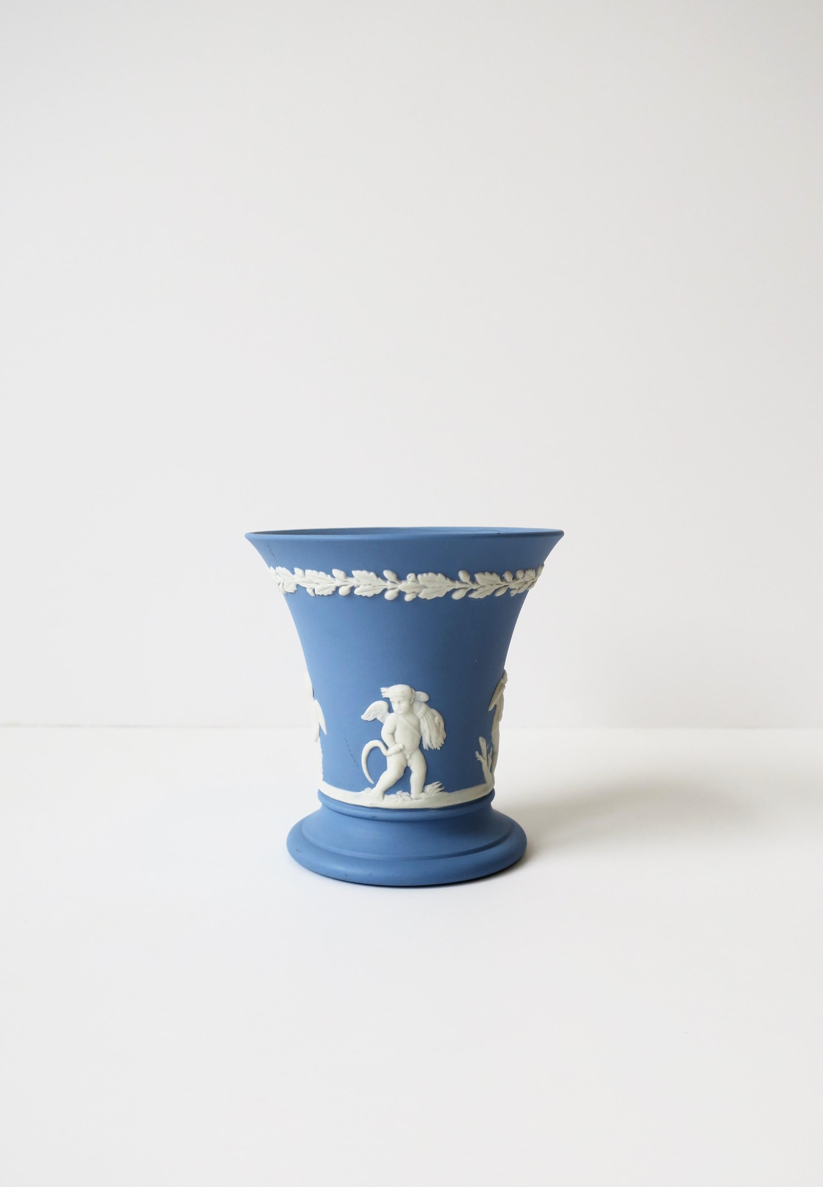 English Neoclassical Wedgwood Jasperware Blue and White Vase In Good Condition In New York, NY