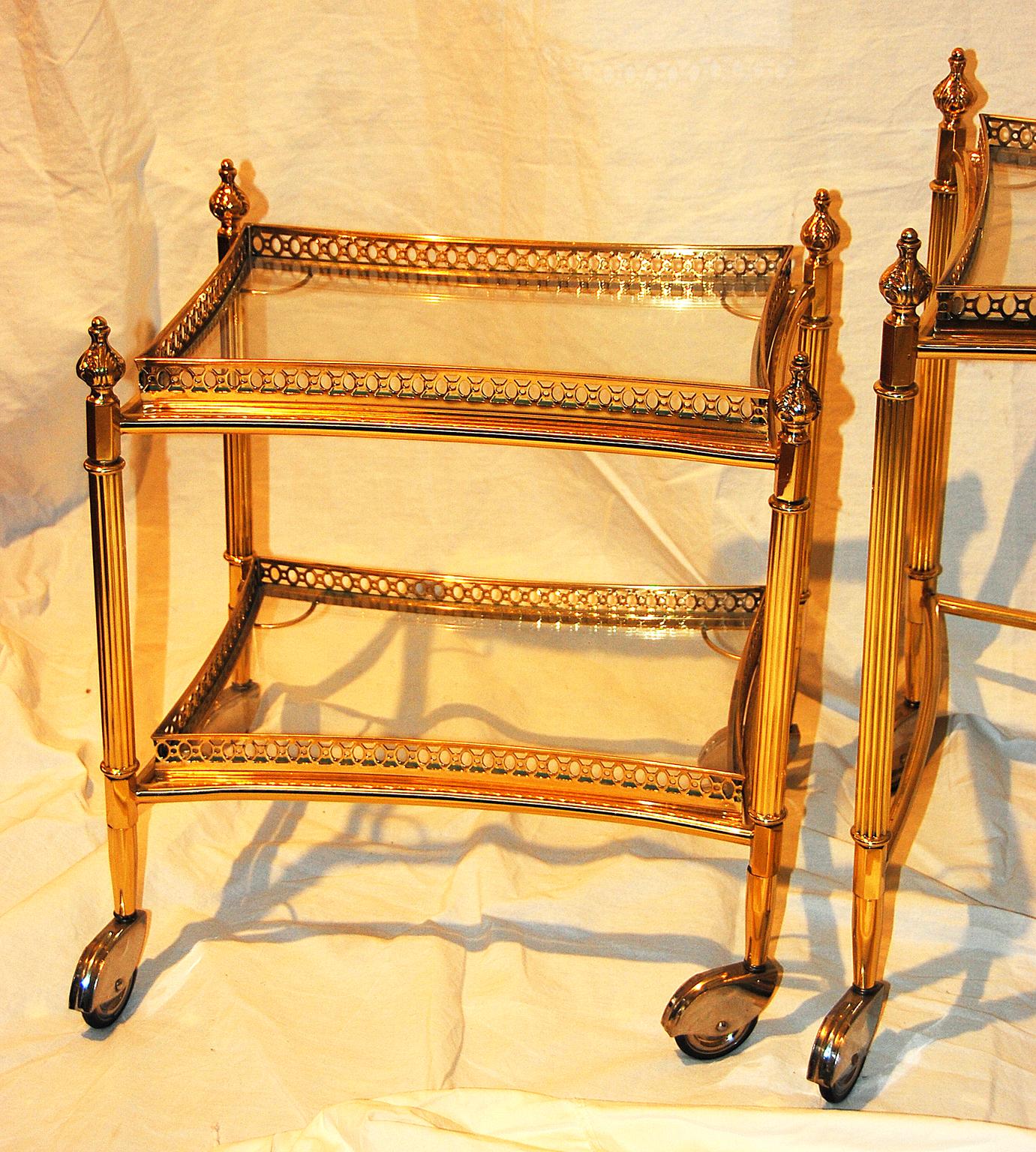 English Nesting Set of Three Brass Bar Carts with Removable Galleried Trays In Good Condition For Sale In Wells, ME