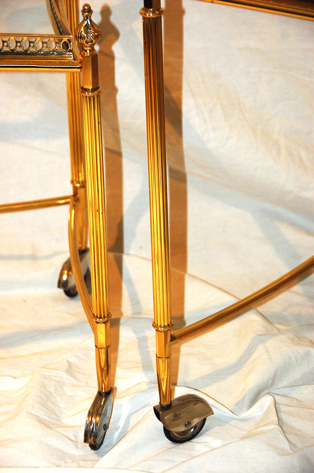 Ottone Set di tre carrelli da bar in ottone con vassoi removibili e gallerizzati in vendita
