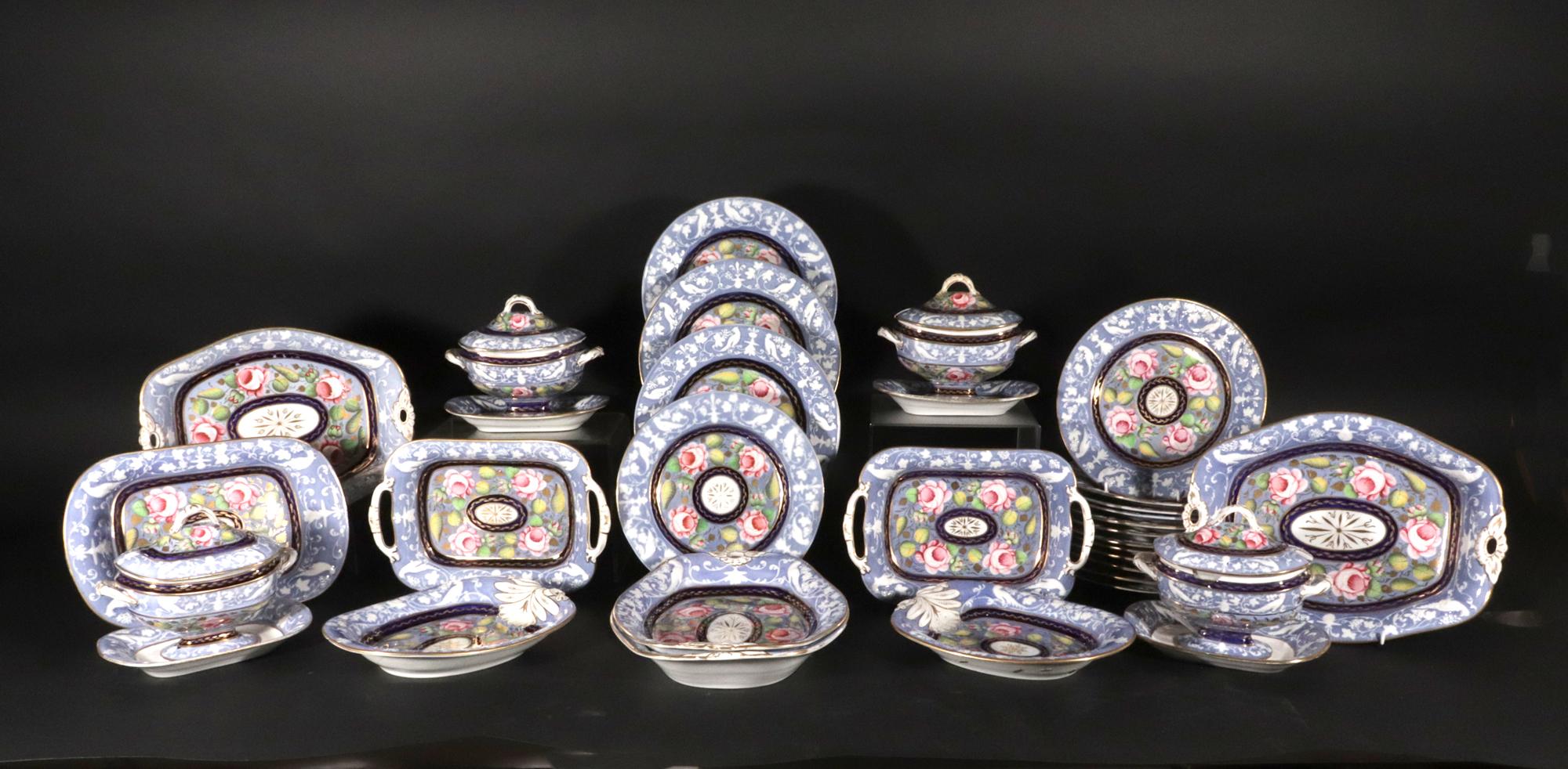 Part One Hall Porcelain Service,
Modello 1707,
Ventinove pezzi,
Circa 1825

Il set ha un fondo azzurro con un bordo modellato con uccelli e vasi e tralci ondulati in bianco.  Il pozzo con le rose dipinte.  Ogni centro presenta un dispositivo dorato