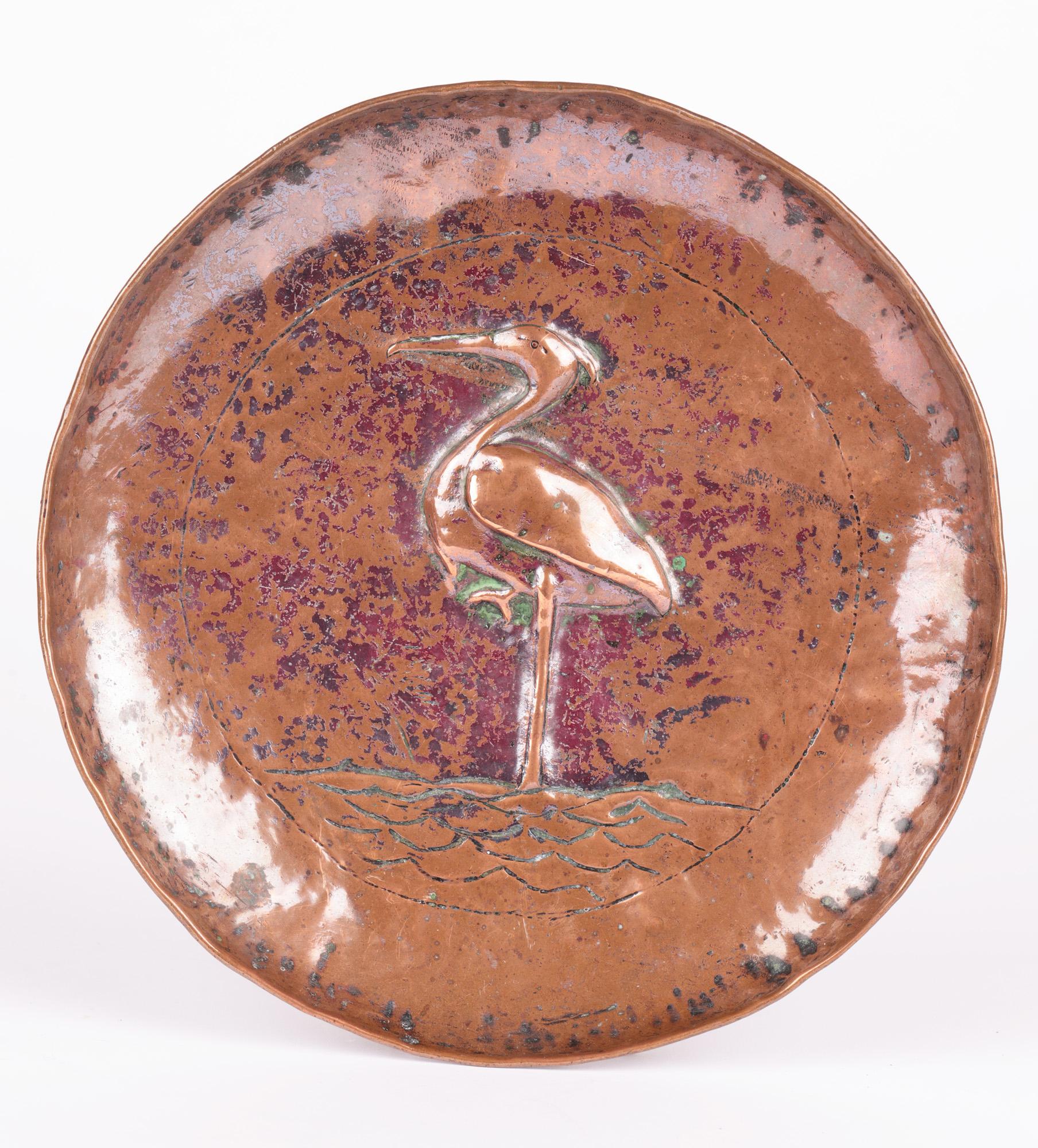 Englische, handgeschmiedete Kupferplakette mit Heron, Newlyn zugeschrieben Arts & Crafts im Angebot 4