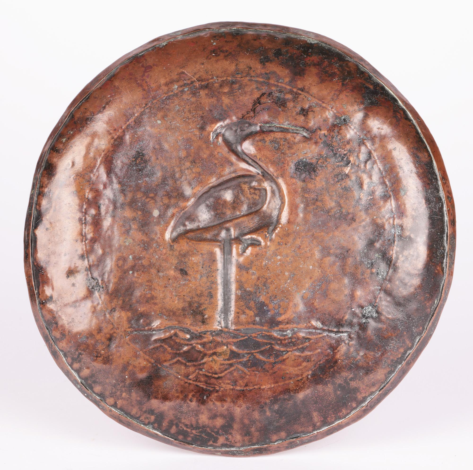 Englische, handgeschmiedete Kupferplakette mit Heron, Newlyn zugeschrieben Arts & Crafts im Angebot 5