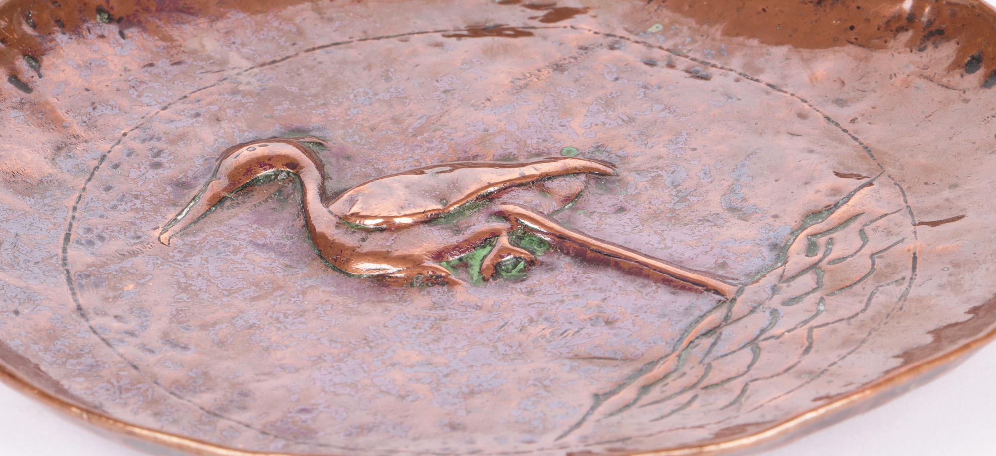 Englische, handgeschmiedete Kupferplakette mit Heron, Newlyn zugeschrieben Arts & Crafts im Angebot 6