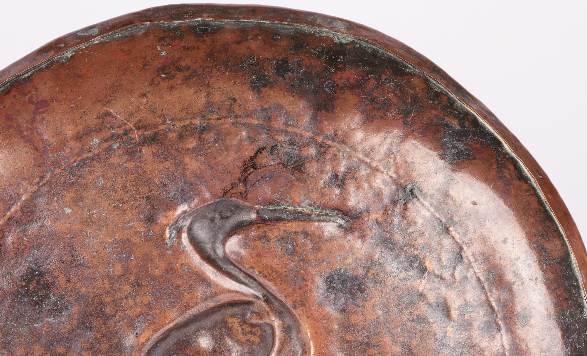 Englische, handgeschmiedete Kupferplakette mit Heron, Newlyn zugeschrieben Arts & Crafts im Angebot 8