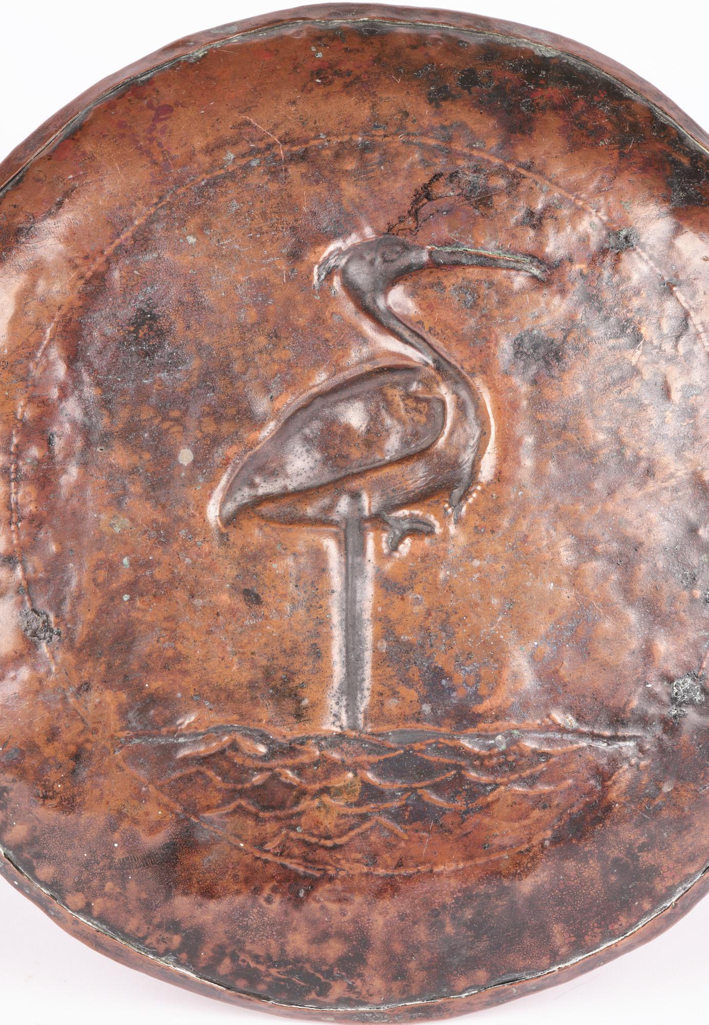 Plaque en cuivre battu à la main Arts & Crafts avec héron, attribuée à English Newlyn en vente 9