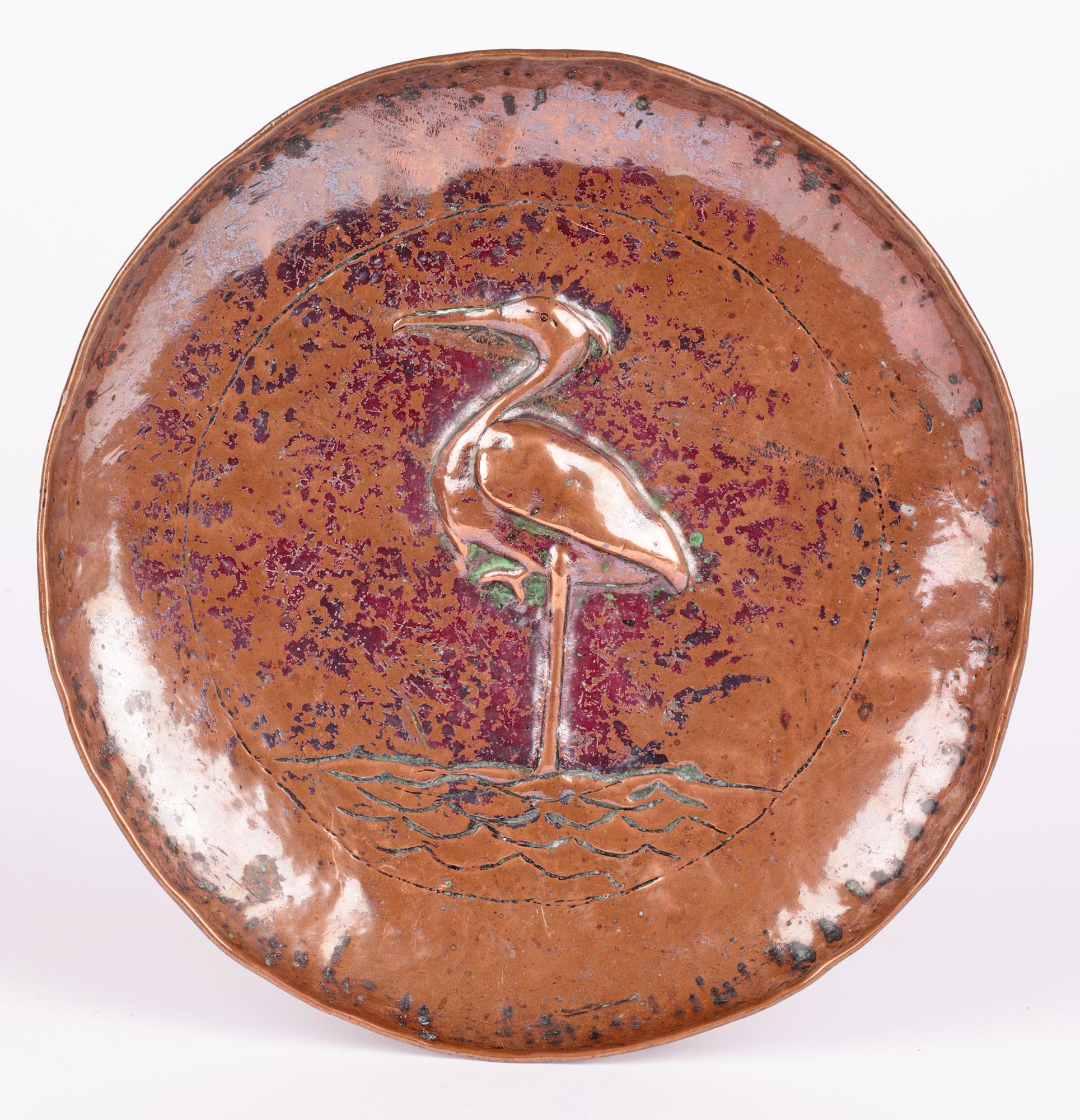 Englische, handgeschmiedete Kupferplakette mit Heron, Newlyn zugeschrieben Arts & Crafts im Angebot 12