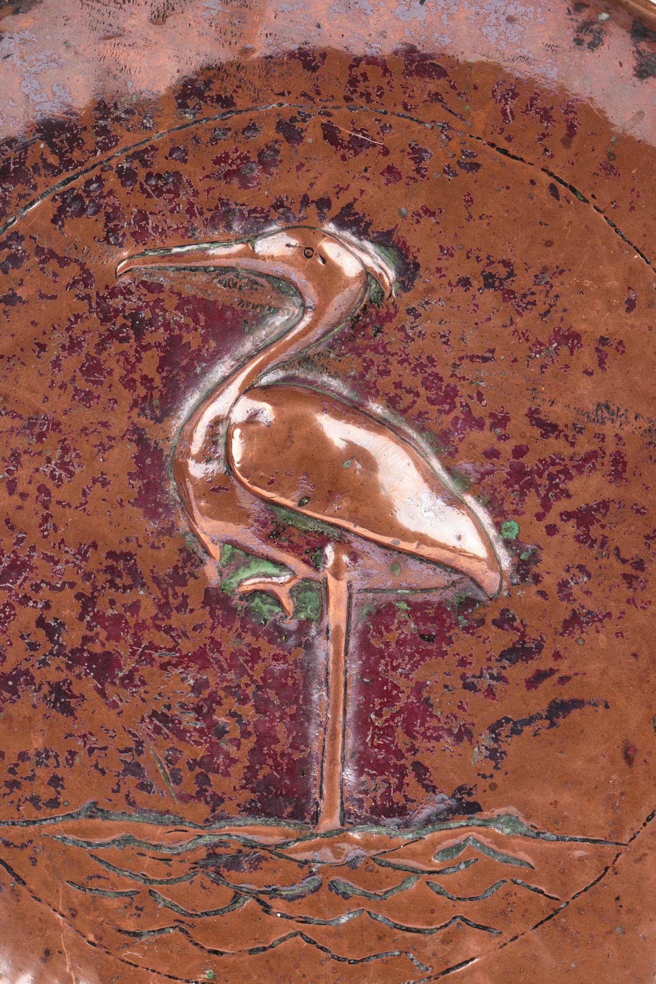 Début du 20ème siècle Plaque en cuivre battu à la main Arts & Crafts avec héron, attribuée à English Newlyn en vente