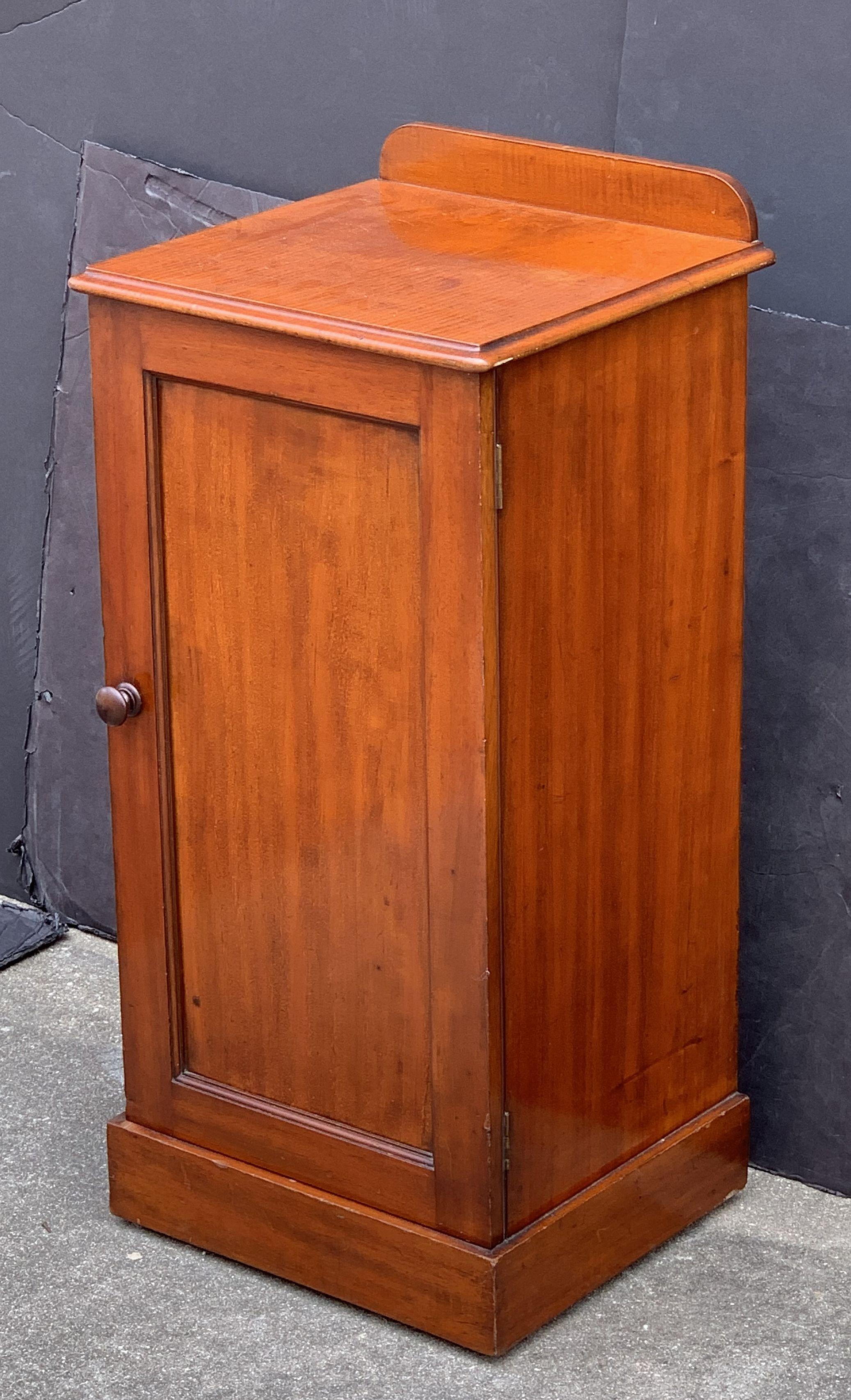 English Nightstand or Bedside Table of Mahogany For Sale 5