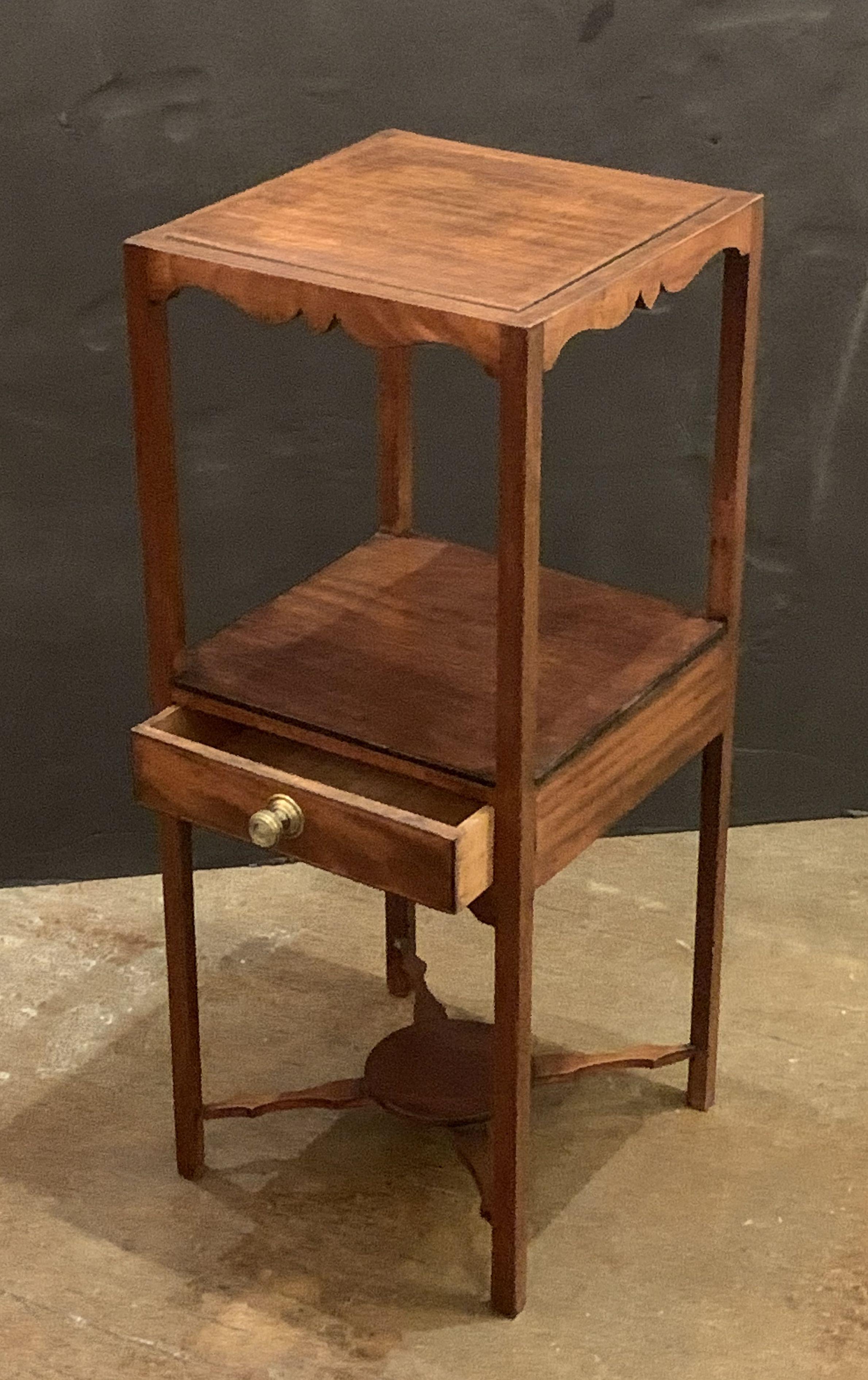 English Nightstand or Bedside Table of Mahogany with One Drawer In Good Condition For Sale In Austin, TX
